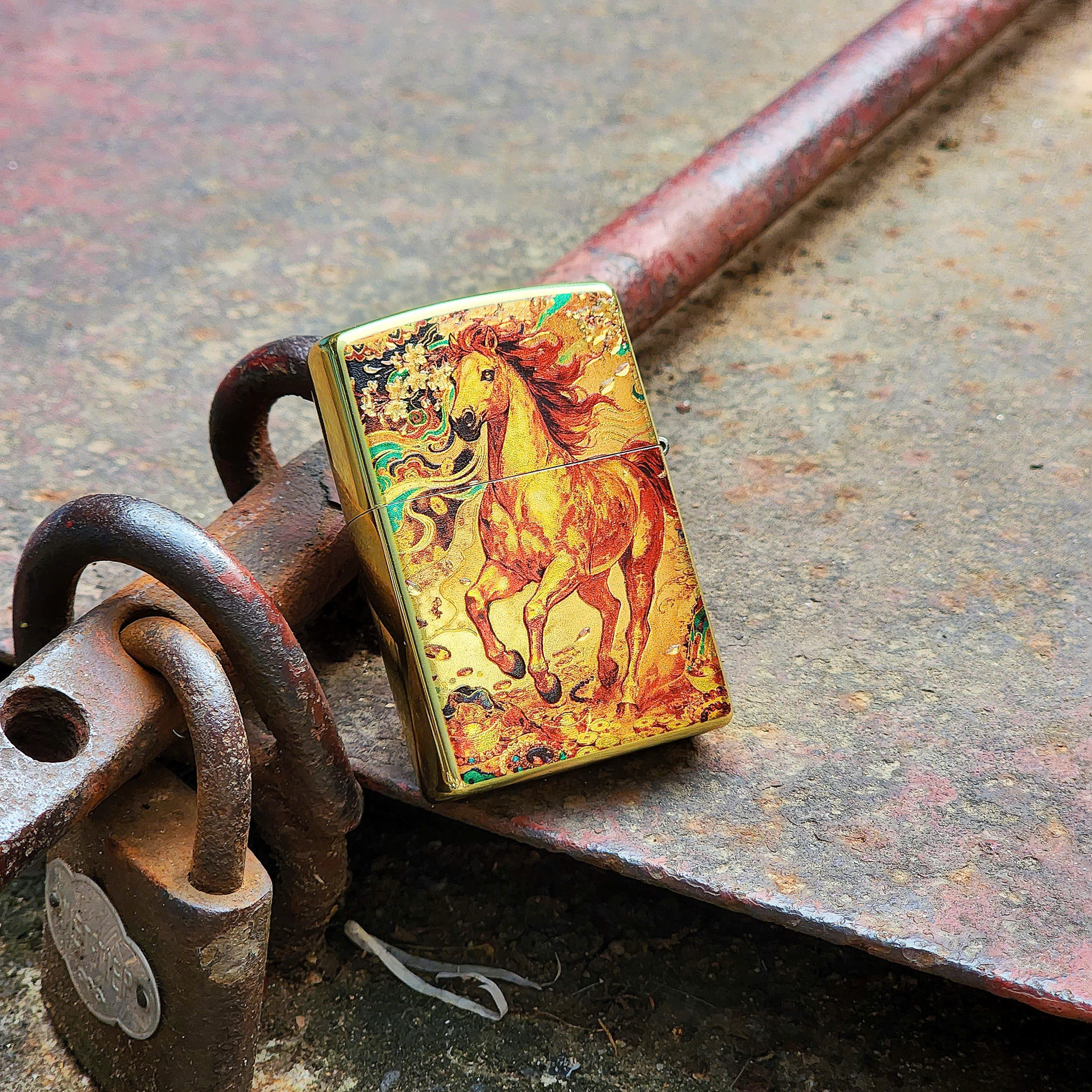 Bật lửa Zippo Mạ Vàng 18K Linh Vật Năm Bính Ngọ 2026 – Siêu Phẩm Phong Thủy Đẳng Cấp