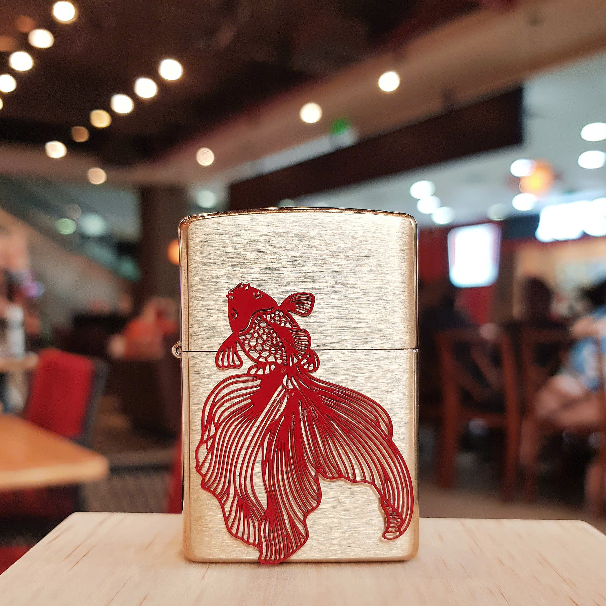 Bật Lửa Zippo Cá Chép Đỏ Vượt Vũ Môn – Biểu Tượng Của Sự Thăng Hoa, May Mắn Và Thành Công