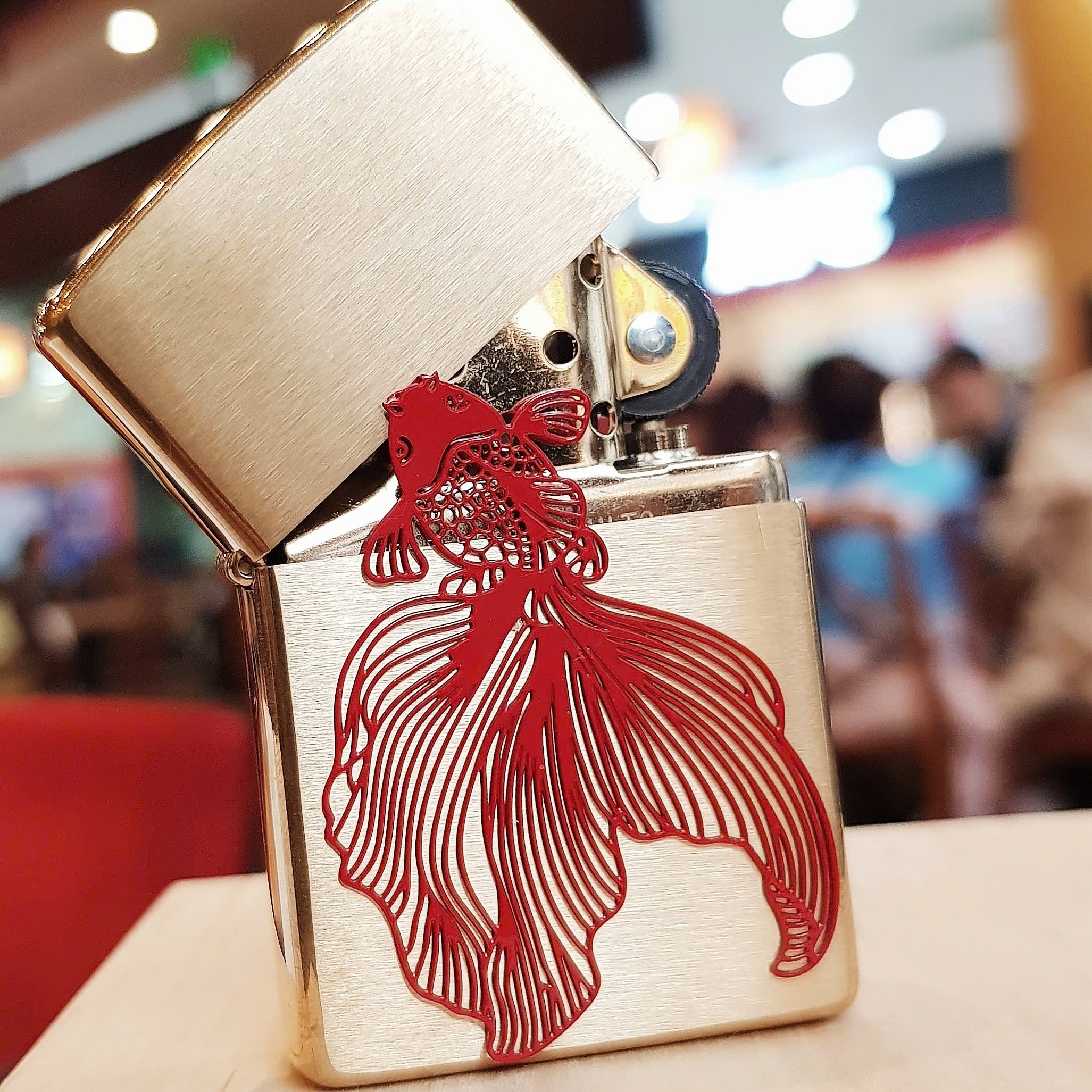 Bật Lửa Zippo Cá Chép Đỏ Vượt Vũ Môn – Biểu Tượng Của Sự Thăng Hoa, May Mắn Và Thành Công