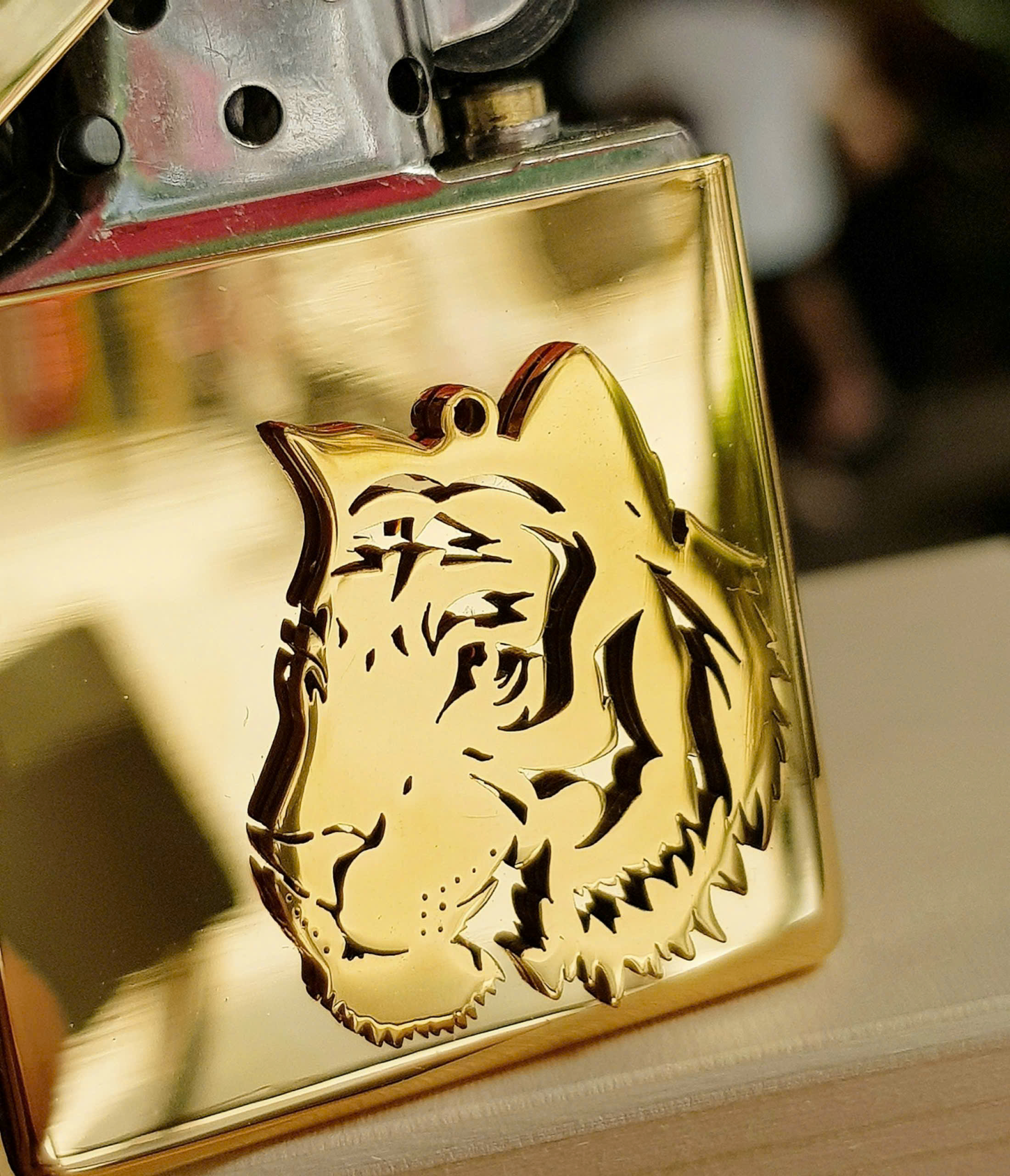 Bật lửa Zippo Hổ Mạ Vàng 23K – Biểu tượng quyền lực và đẳng cấp