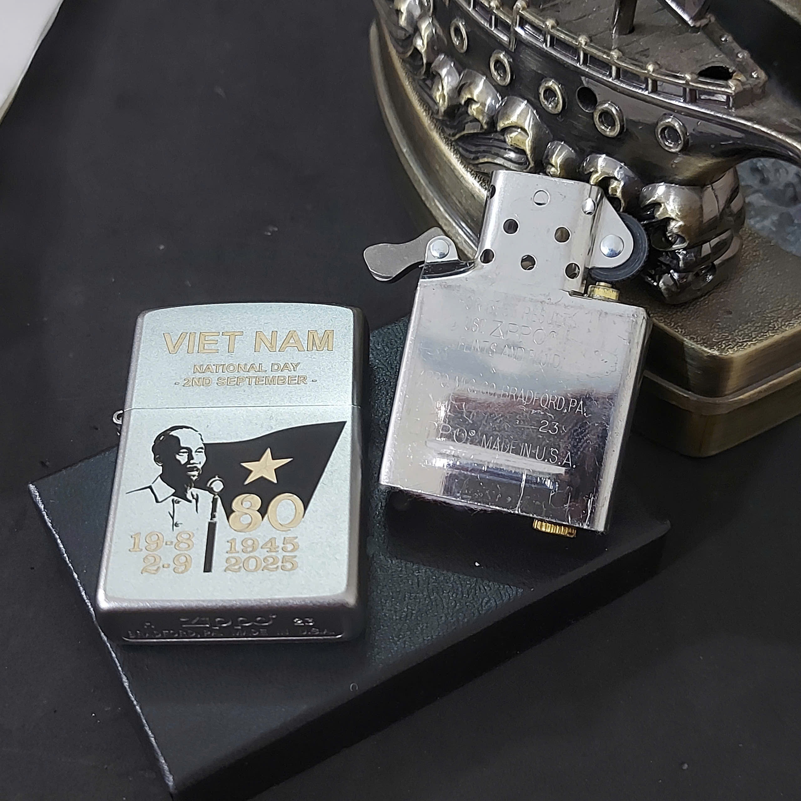 ZIPPO KỶ NIỆM 80 NĂM QUỐC KHÁNH VIỆT NAM – BIỂU TƯỢNG BẤT DIỆT CỦA LÒNG TỰ HÀO DÂN TỘC