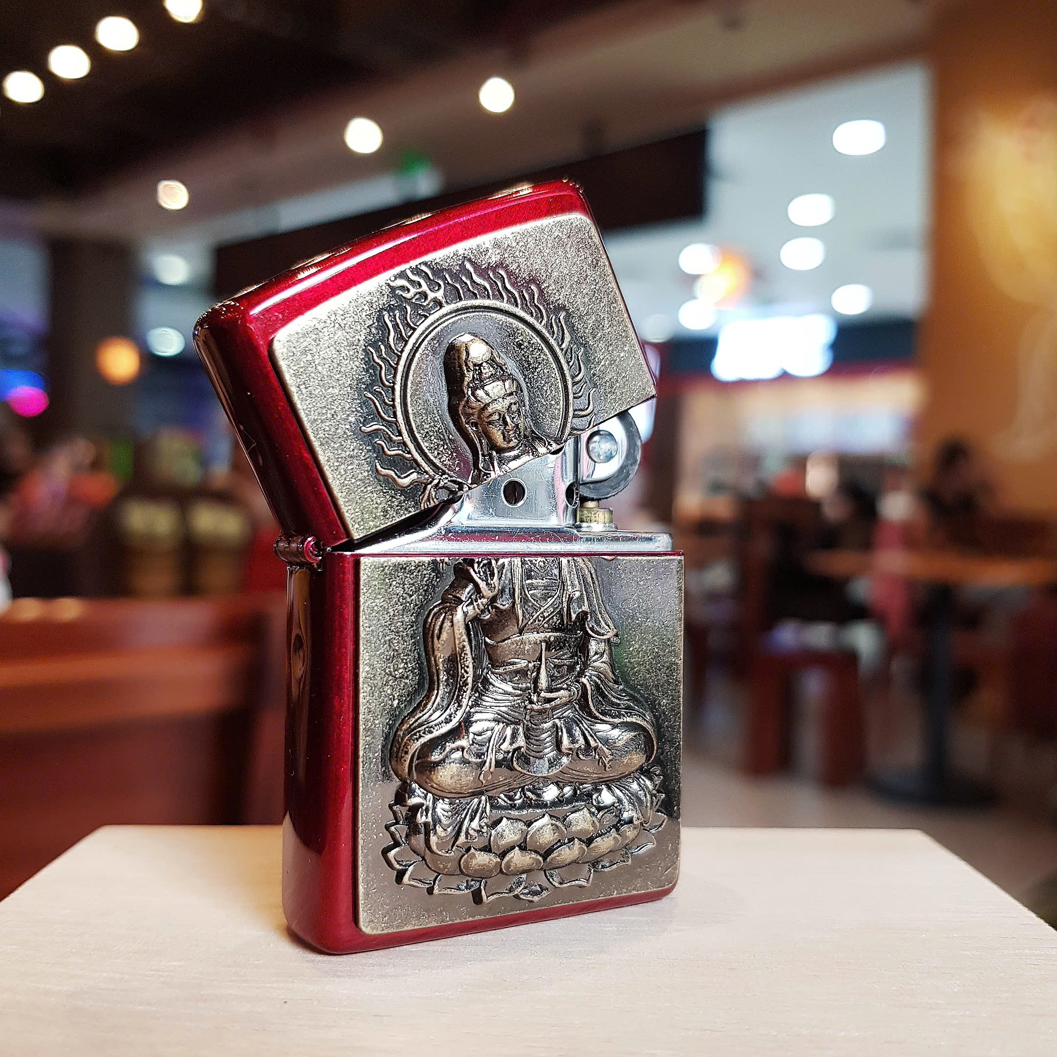 Bật lửa Zippo Quan Thế Âm đỏ vảy chìm ánh vàng – Biểu tượng của bình an và may mắn
