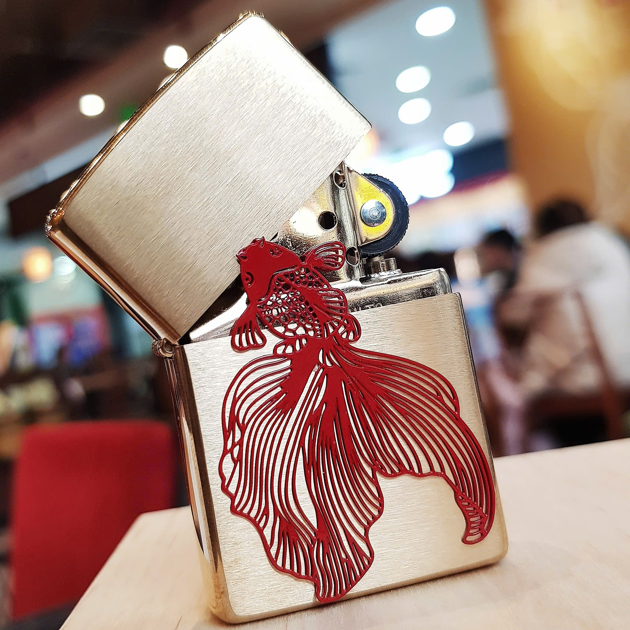 Bật Lửa Zippo Cá Chép Đỏ Vượt Vũ Môn – Biểu Tượng Của Sự Thăng Hoa, May Mắn Và Thành Công