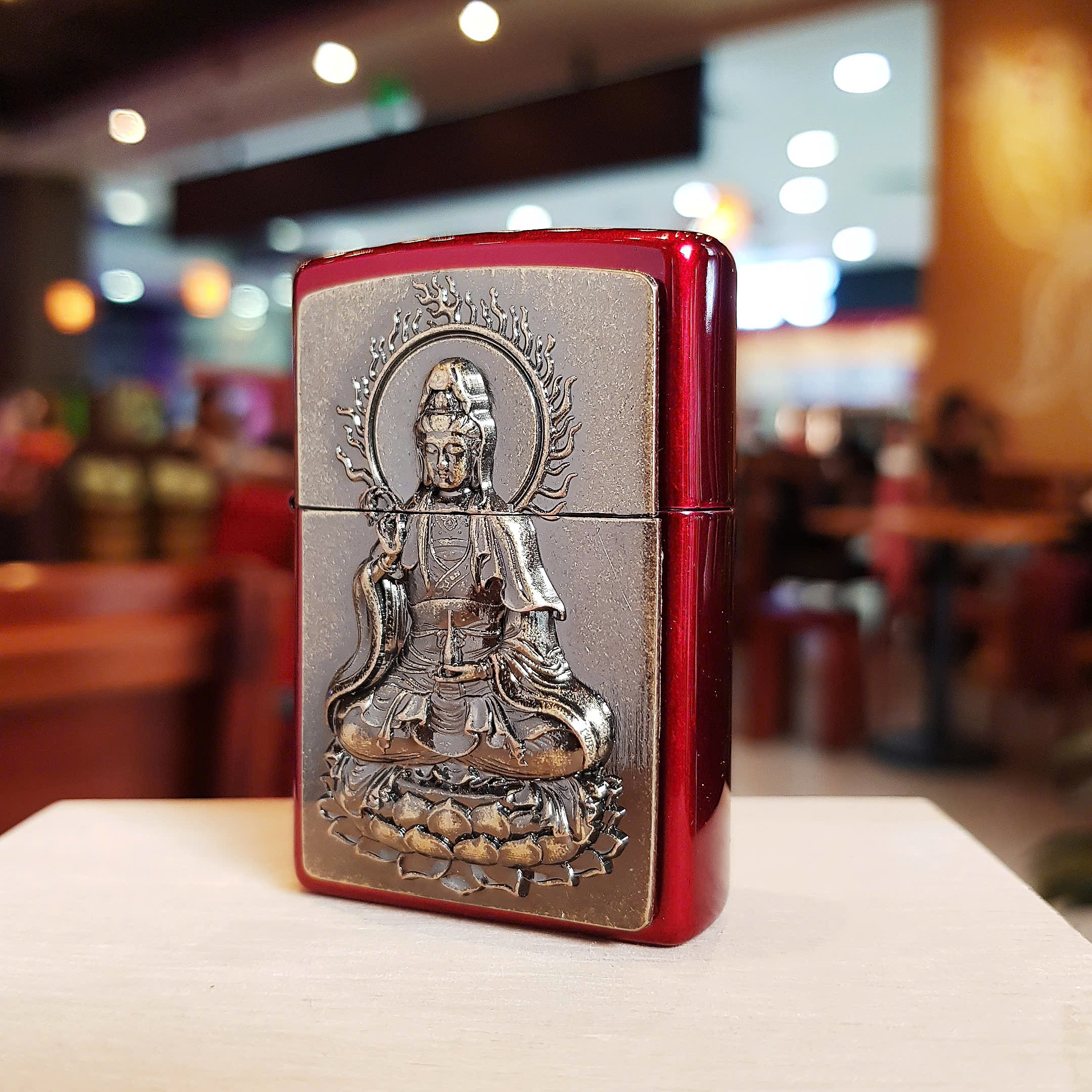 Bật lửa Zippo Quan Thế Âm đỏ vảy chìm ánh vàng – Biểu tượng của bình an và may mắn