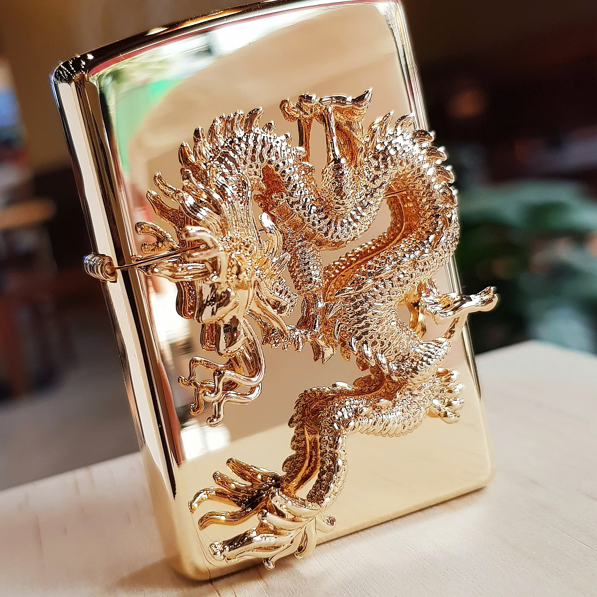 Bật lửa Zippo Rồng Mạ Vàng 23K – Biểu Tượng Phú Quý, Quyền Lực Và Sang Trọng