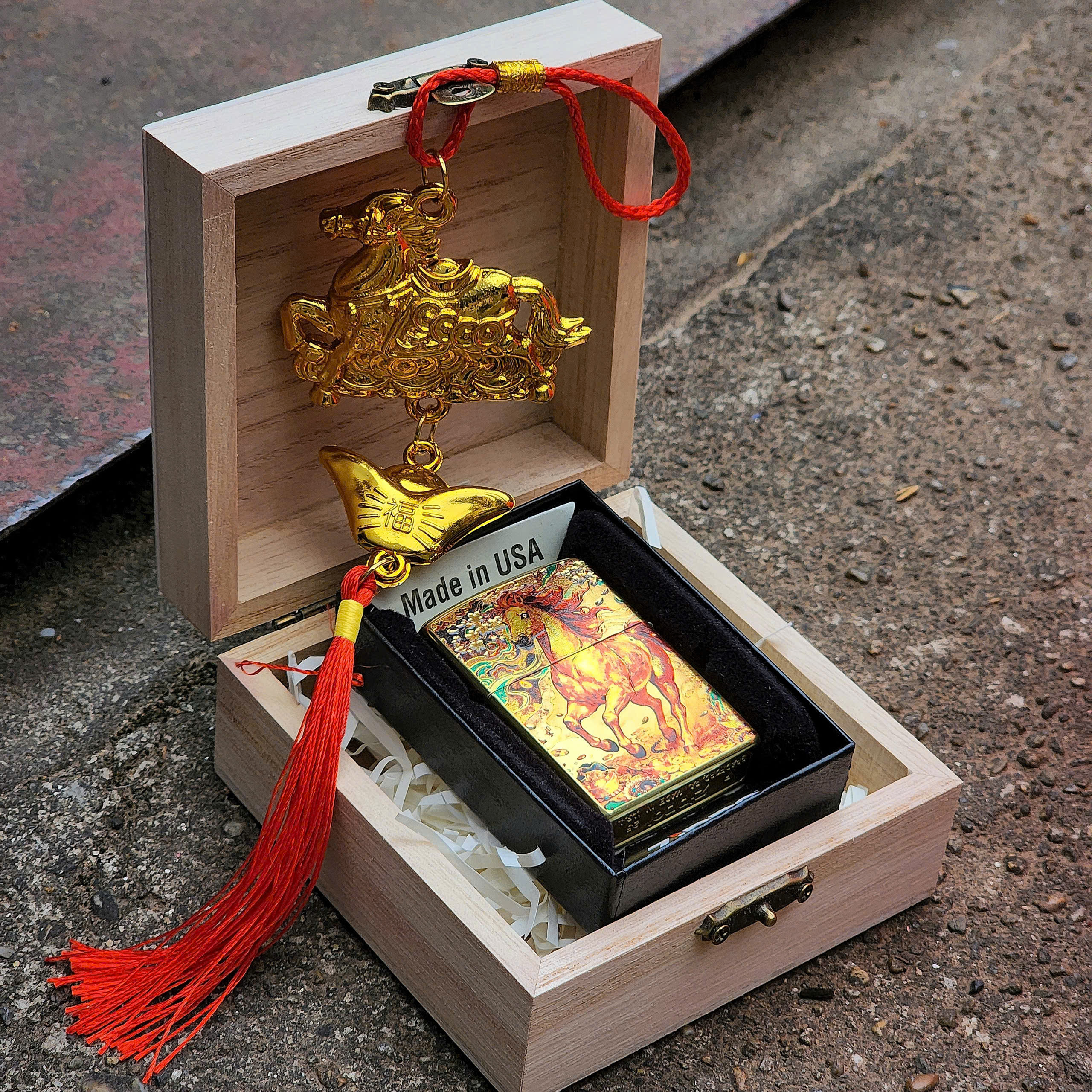 Bật lửa Zippo Mạ Vàng 18K Linh Vật Năm Bính Ngọ 2026 – Siêu Phẩm Phong Thủy Đẳng Cấp