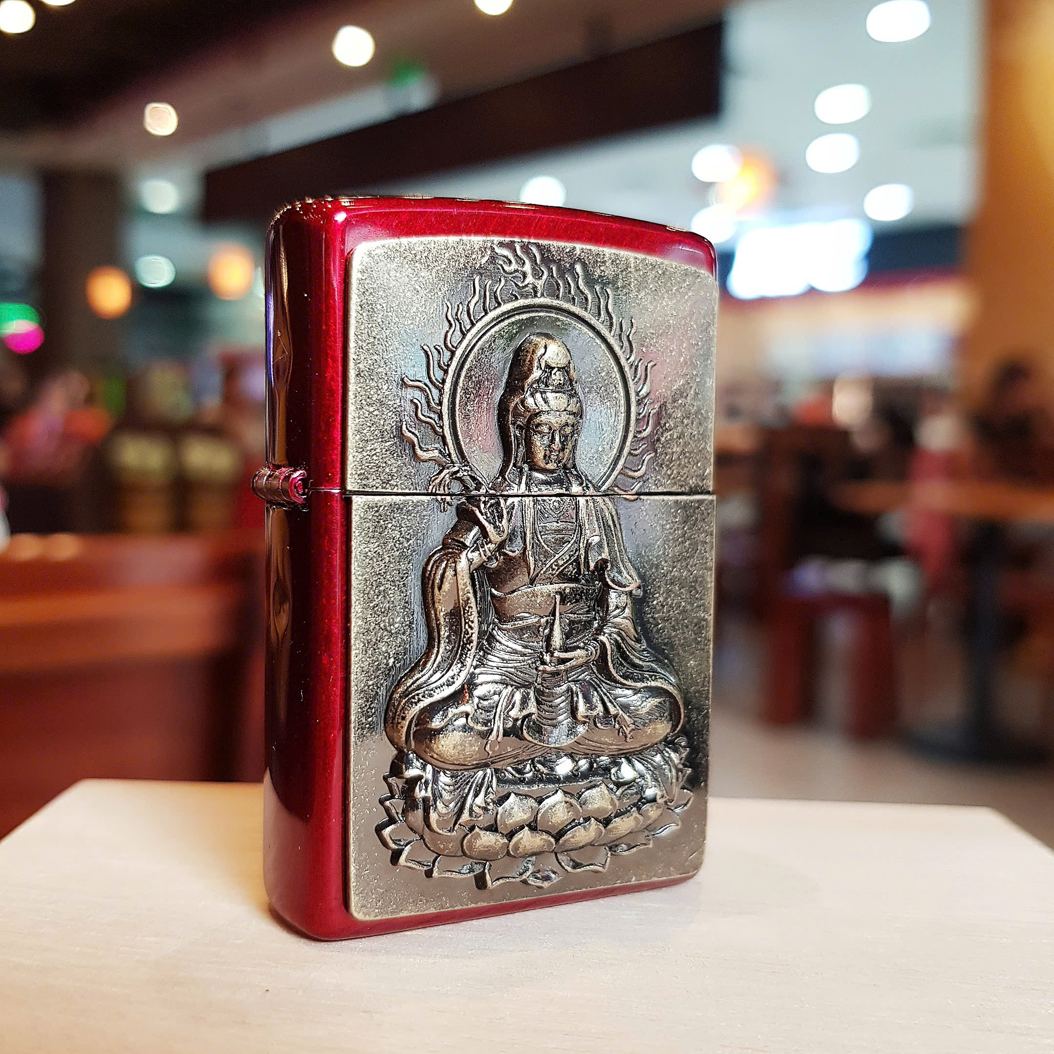 Bật lửa Zippo Quan Thế Âm đỏ vảy chìm ánh vàng – Biểu tượng của bình an và may mắn