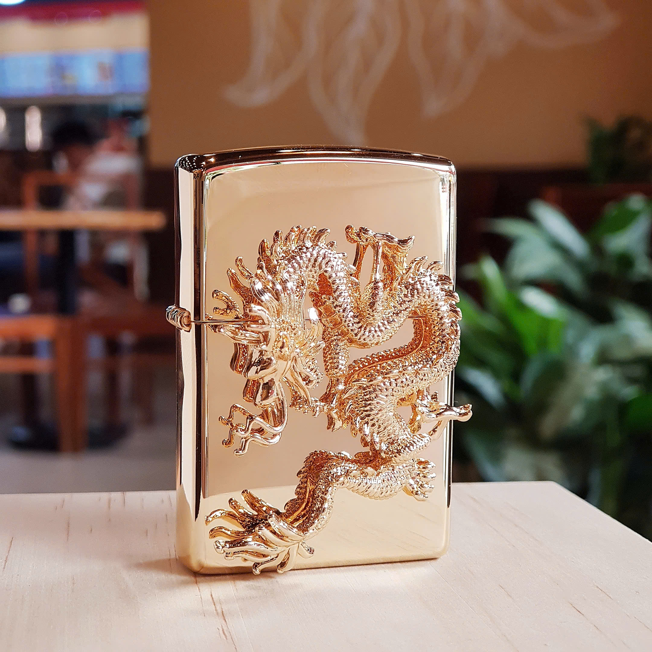 Bật lửa Zippo Rồng Mạ Vàng 23K – Biểu Tượng Phú Quý, Quyền Lực Và Sang Trọng