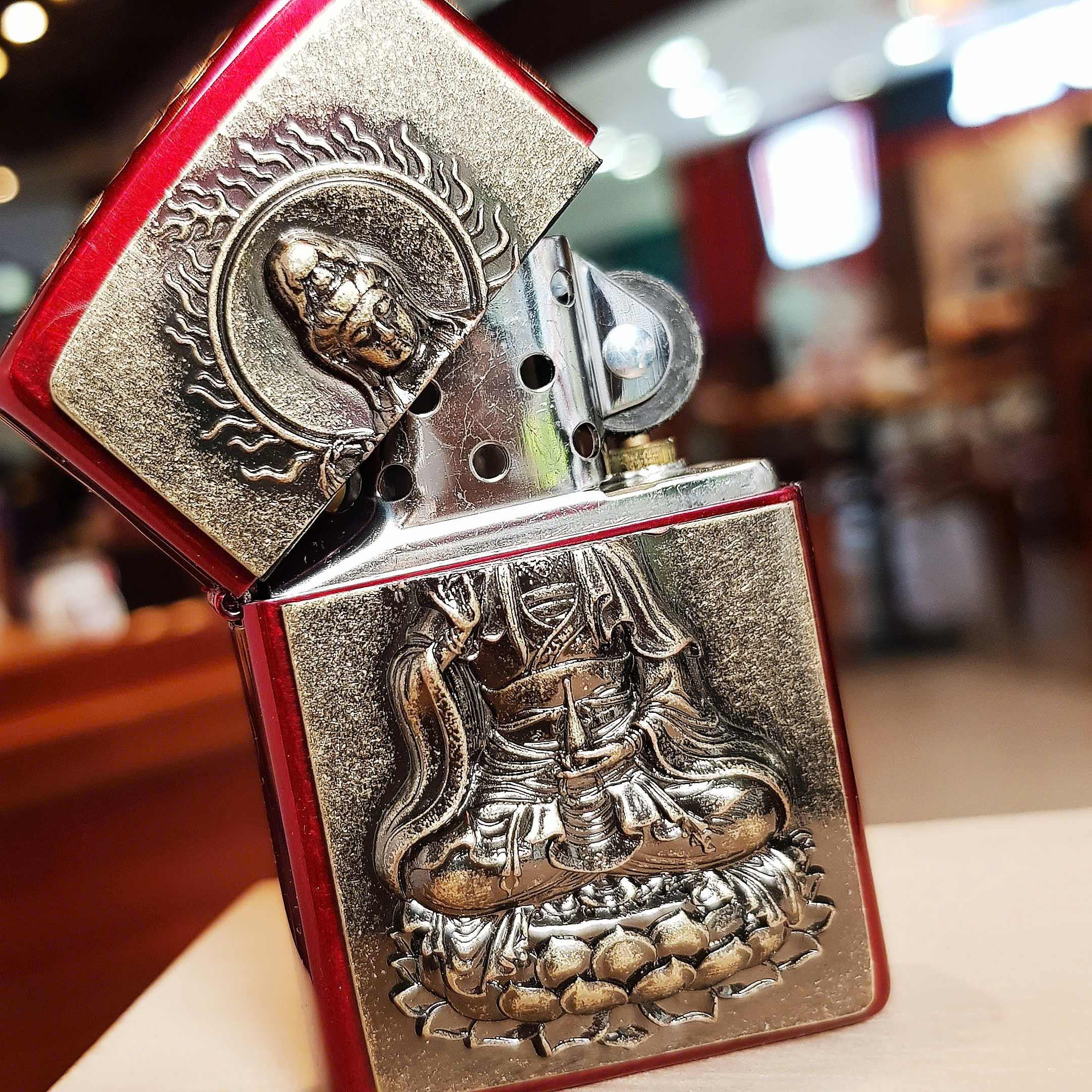 Bật lửa Zippo Quan Thế Âm đỏ vảy chìm ánh vàng – Biểu tượng của bình an và may mắn