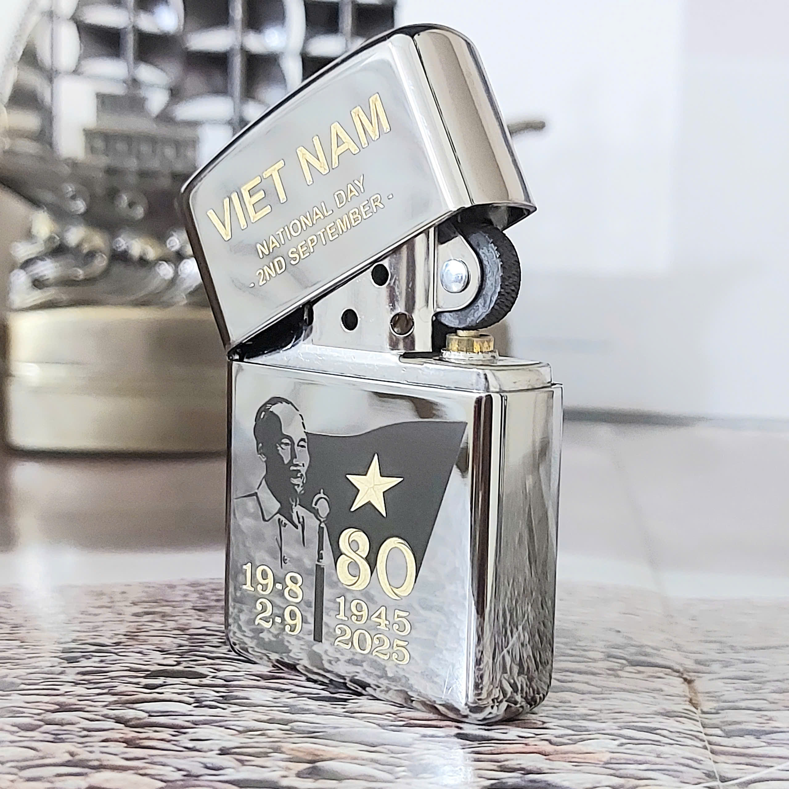 Zippo Kỷ Niệm 80 Năm Quốc Khánh Việt Nam – Sự Giao Thoa Giữa Di Sản Lịch Sử và Nghệ Thuật Sưu Tầm