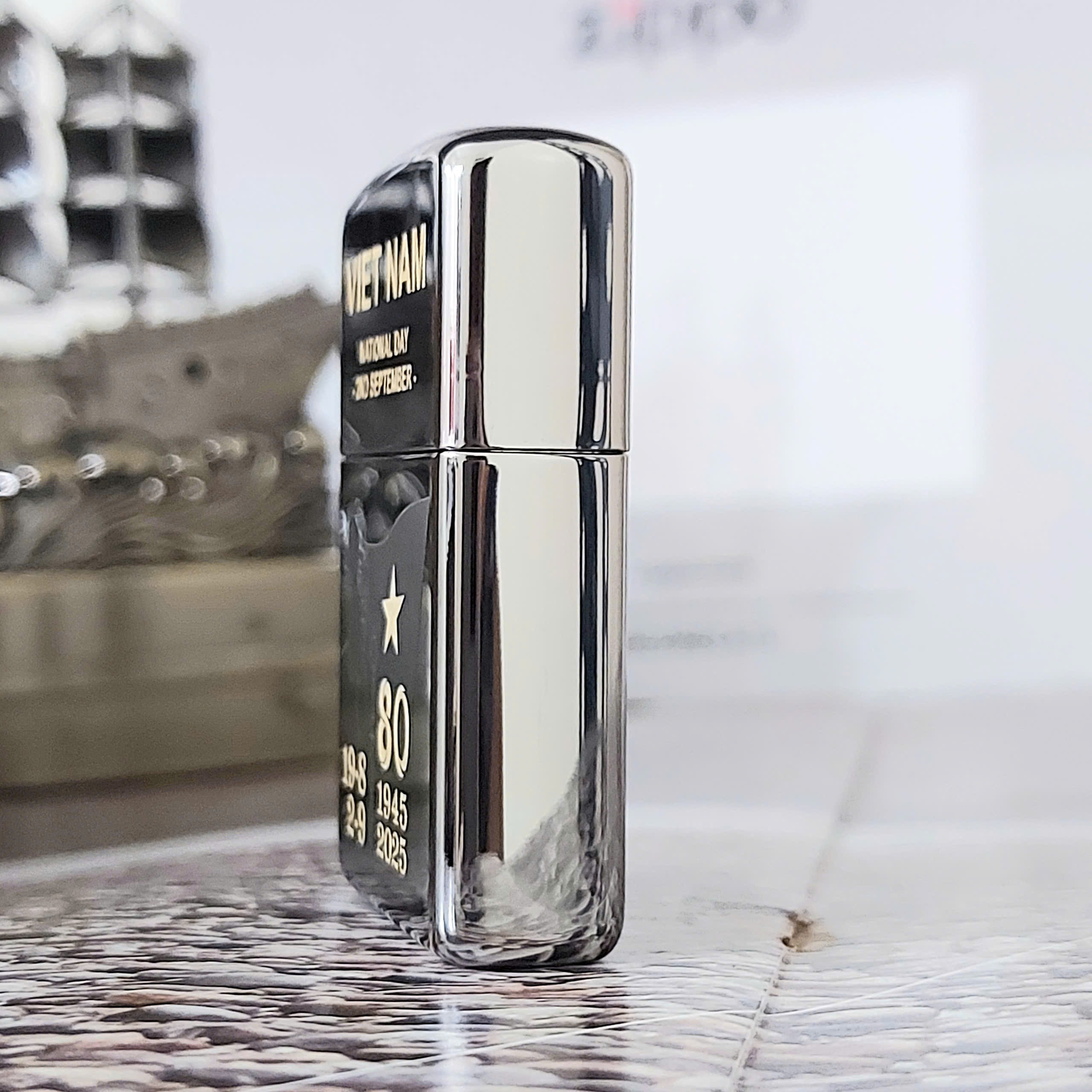 Zippo Kỷ Niệm 80 Năm Quốc Khánh Việt Nam – Sự Giao Thoa Giữa Di Sản Lịch Sử và Nghệ Thuật Sưu Tầm