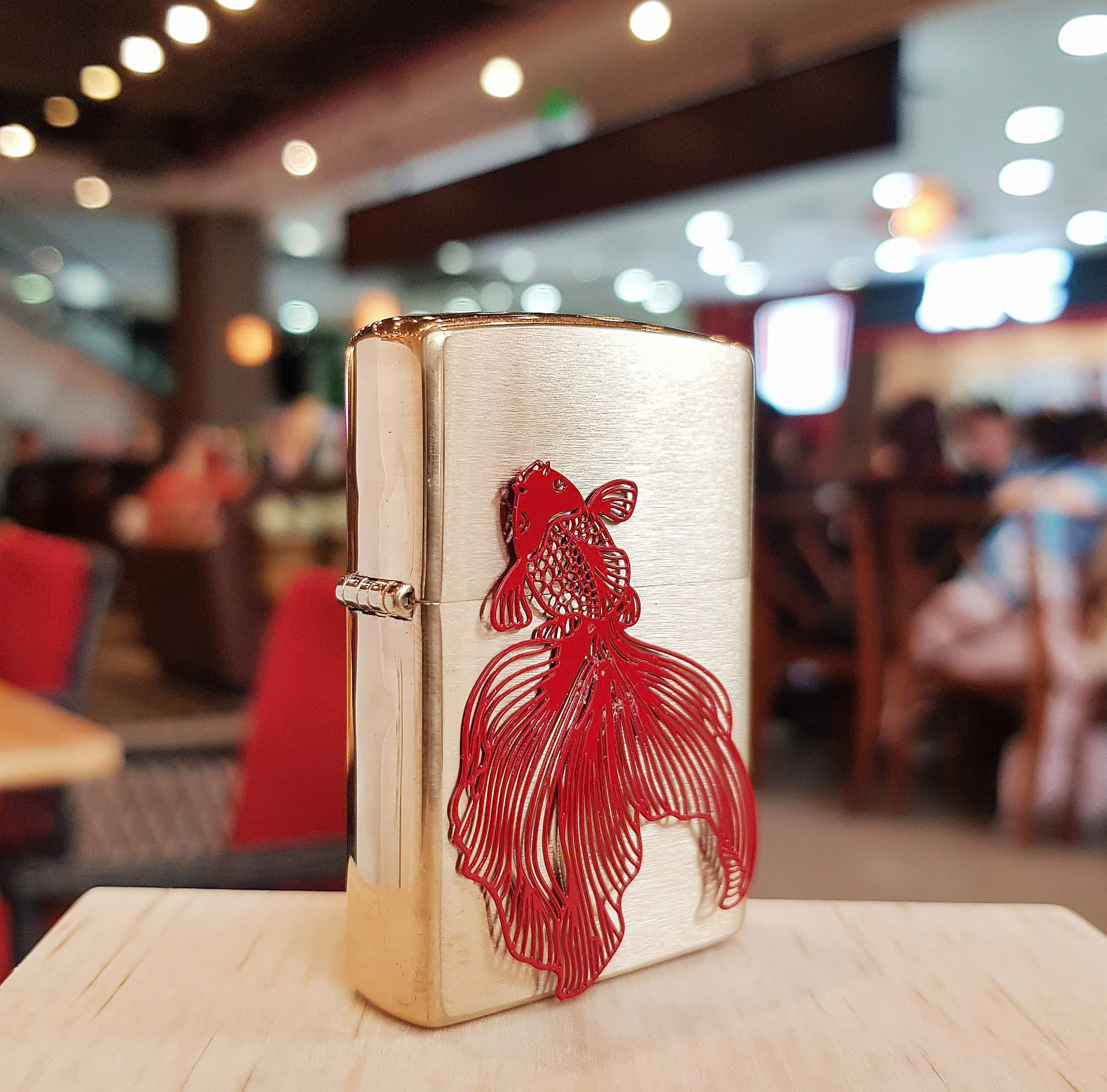 Bật Lửa Zippo Cá Chép Đỏ Vượt Vũ Môn – Biểu Tượng Của Sự Thăng Hoa, May Mắn Và Thành Công