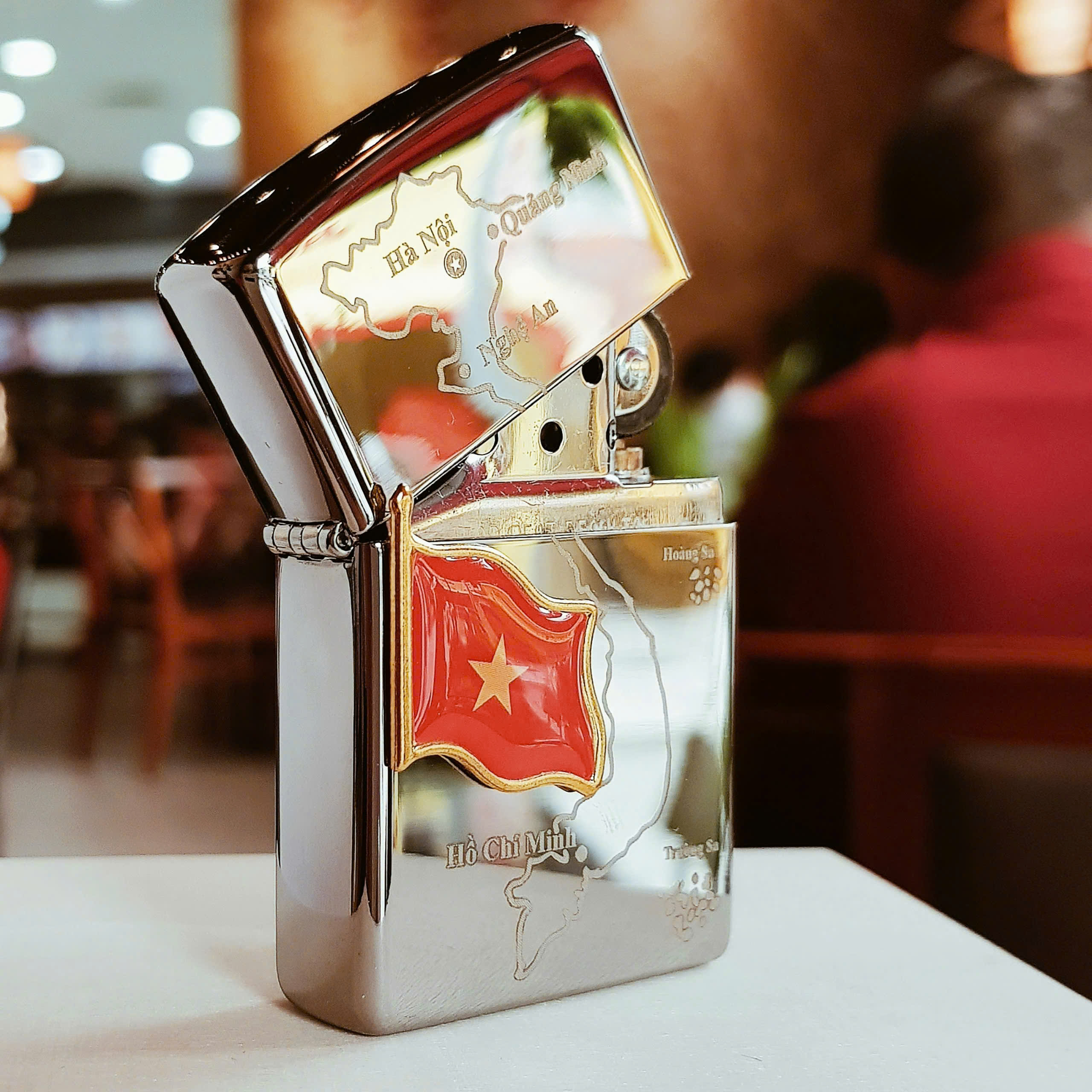 Bật lửa Zippo Bản Đồ & Cờ Đỏ Sao Vàng – Niềm Tự Hào Dân Tộc Trong Từng Tia Lửa Việt Nam