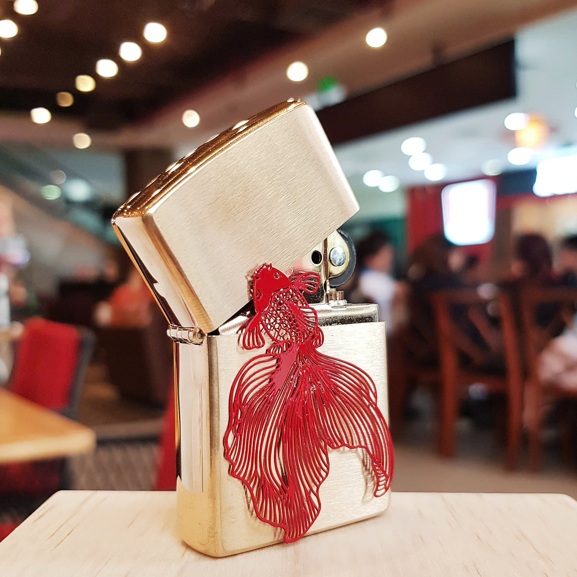 Bật Lửa Zippo Cá Chép Đỏ Vượt Vũ Môn – Biểu Tượng Của Sự Thăng Hoa, May Mắn Và Thành Công
