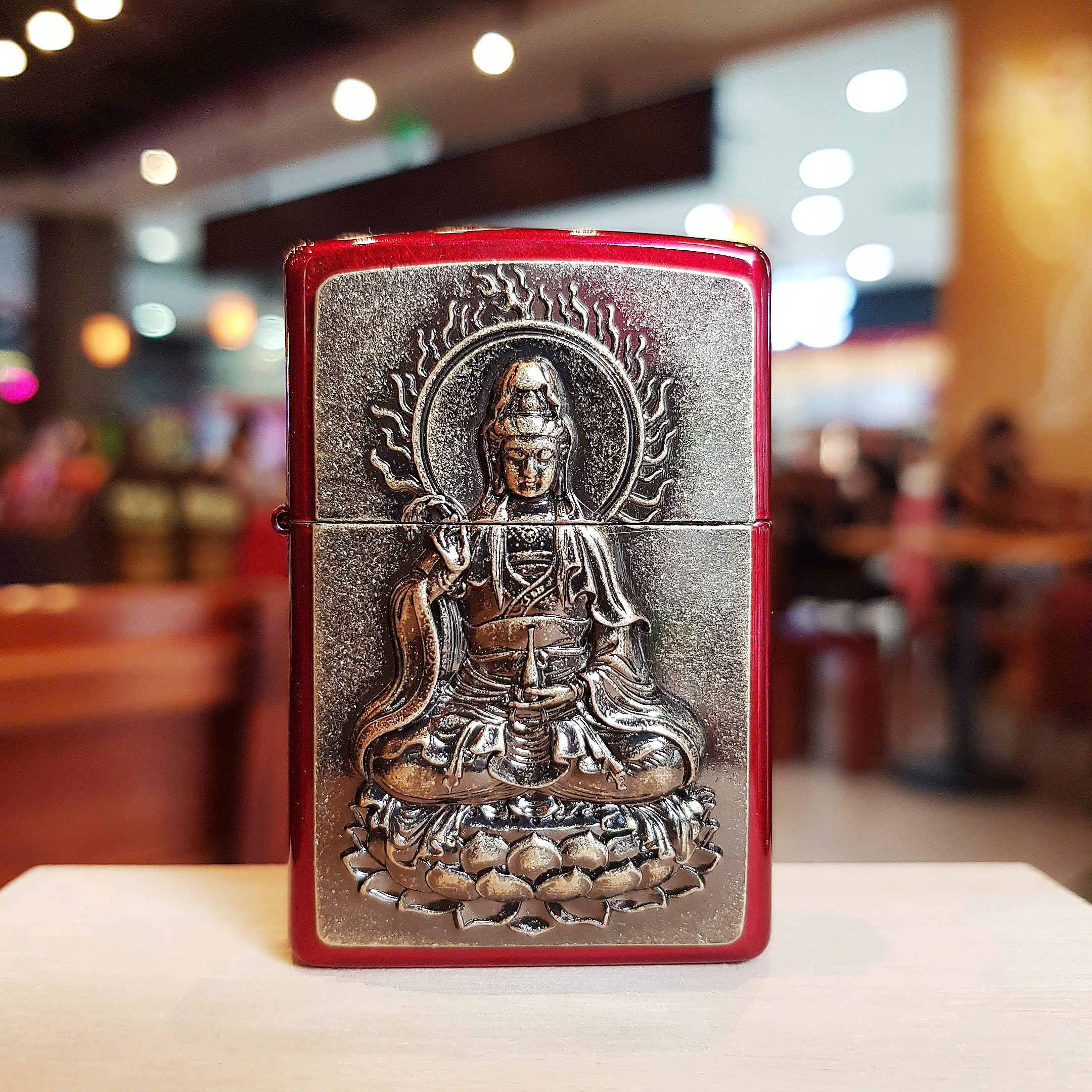 Bật lửa Zippo Quan Thế Âm đỏ vảy chìm ánh vàng – Biểu tượng của bình an và may mắn