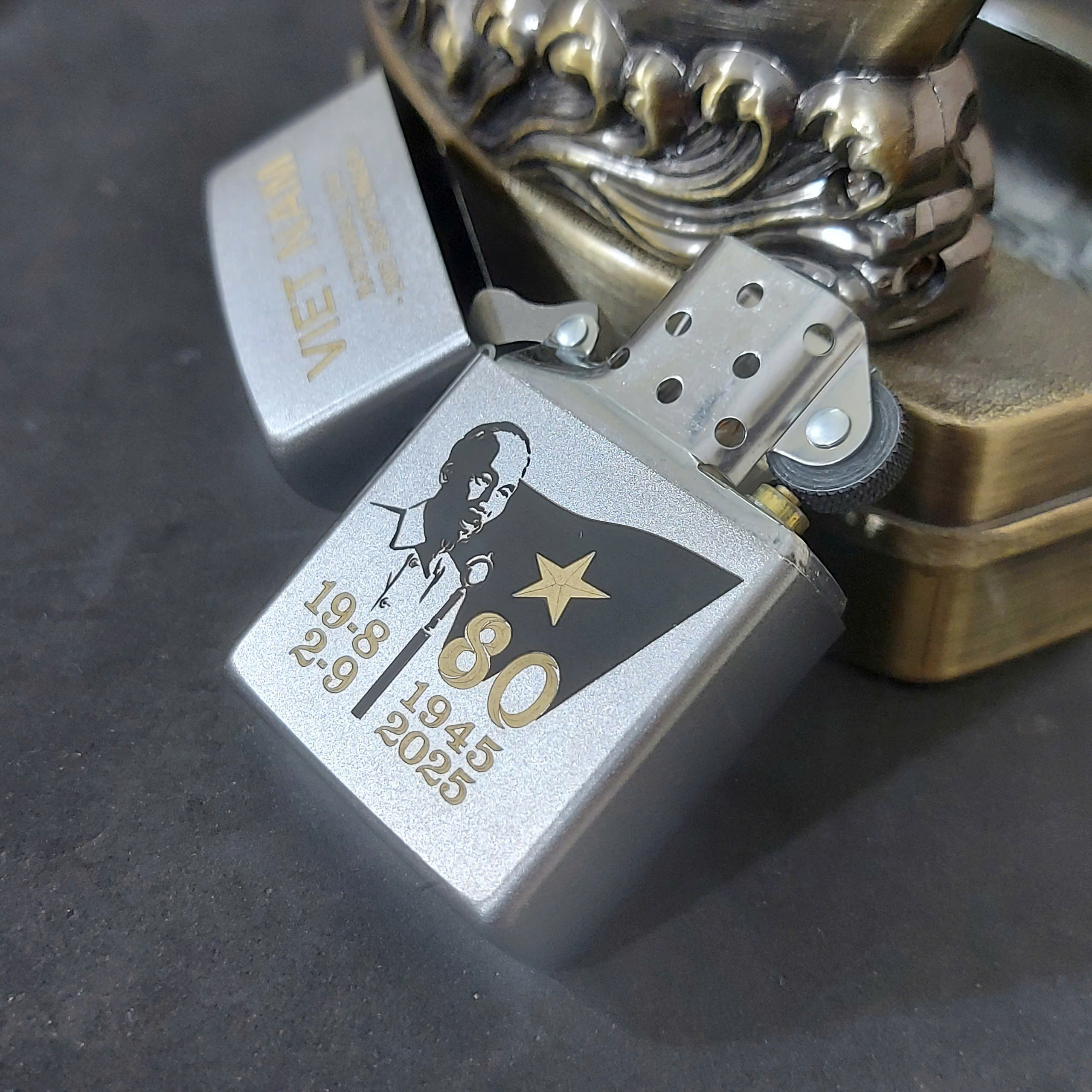 ZIPPO KỶ NIỆM 80 NĂM QUỐC KHÁNH VIỆT NAM – BIỂU TƯỢNG BẤT DIỆT CỦA LÒNG TỰ HÀO DÂN TỘC