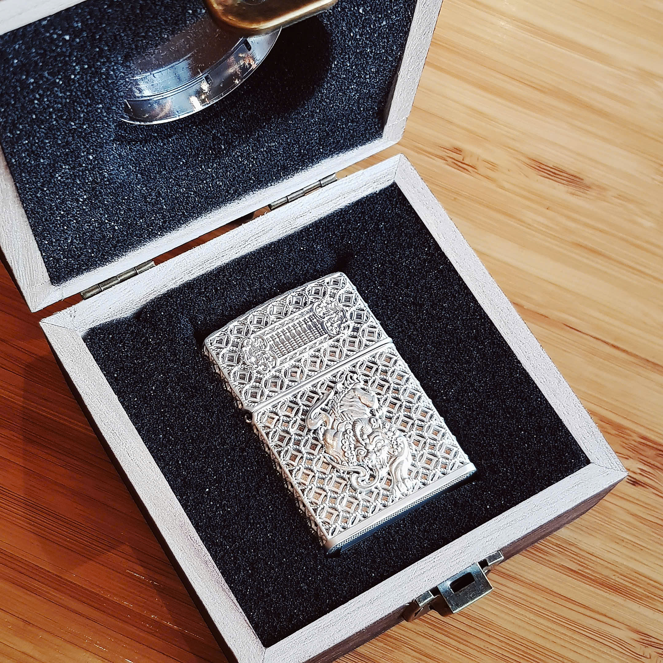 BẬT LỬA ZIPPO KỲ LÂN PHIÊN BẢN GIỚI HẠN 2025 – BIỂU TƯỢNG QUYỀN QUÝ CỦA PHƯƠNG ĐÔNG