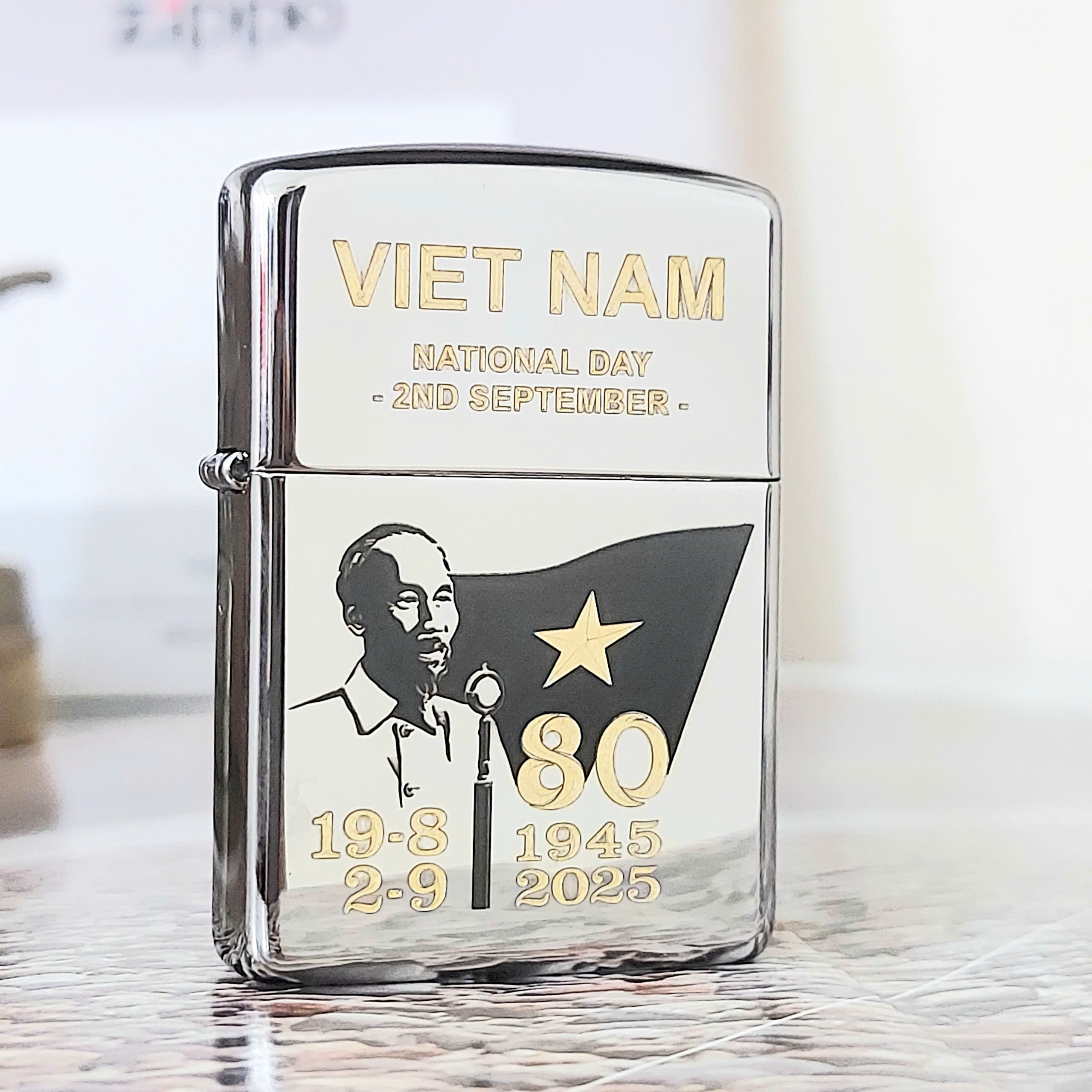 Zippo Kỷ Niệm 80 Năm Quốc Khánh Việt Nam – Sự Giao Thoa Giữa Di Sản Lịch Sử và Nghệ Thuật Sưu Tầm