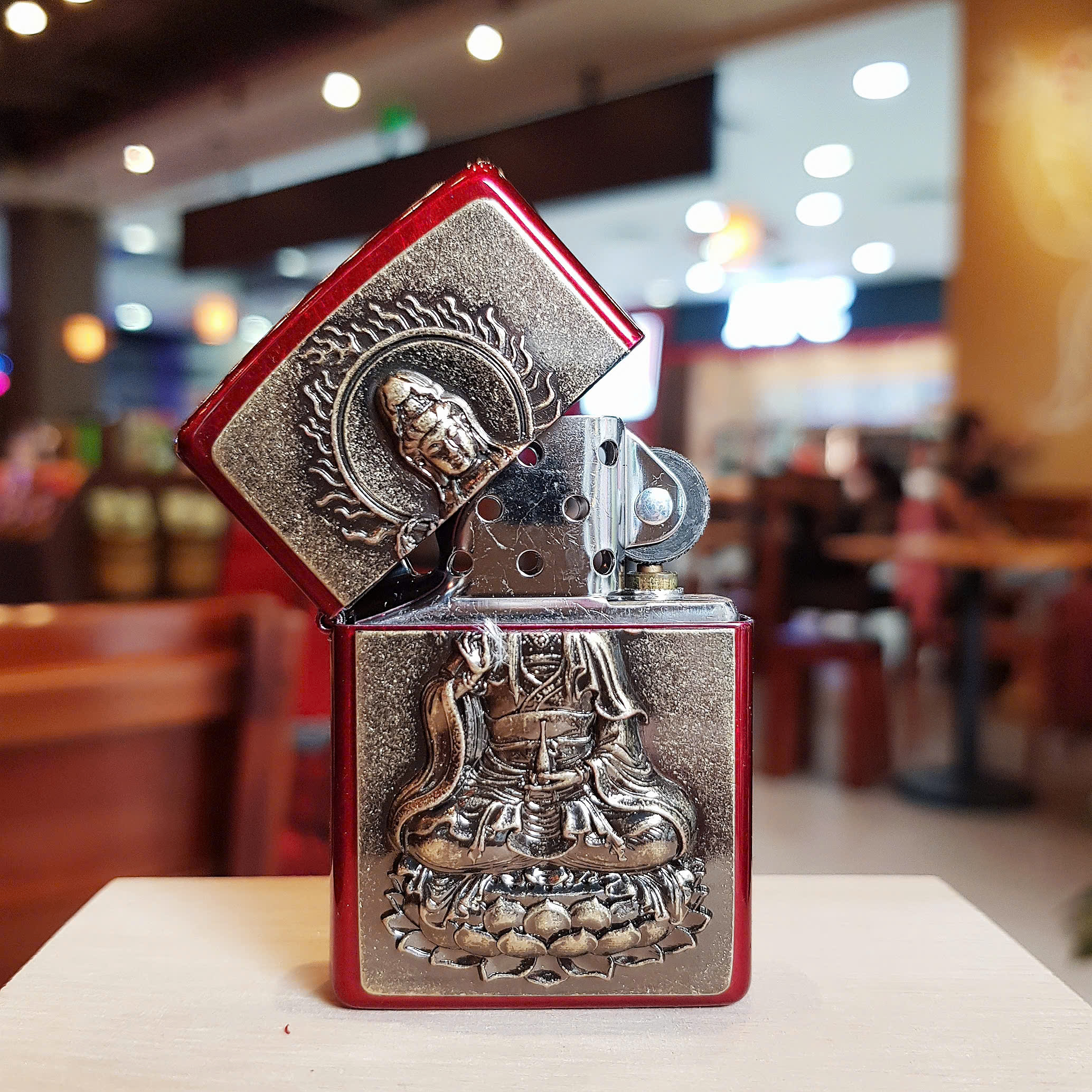Bật lửa Zippo Quan Thế Âm đỏ vảy chìm ánh vàng – Biểu tượng của bình an và may mắn