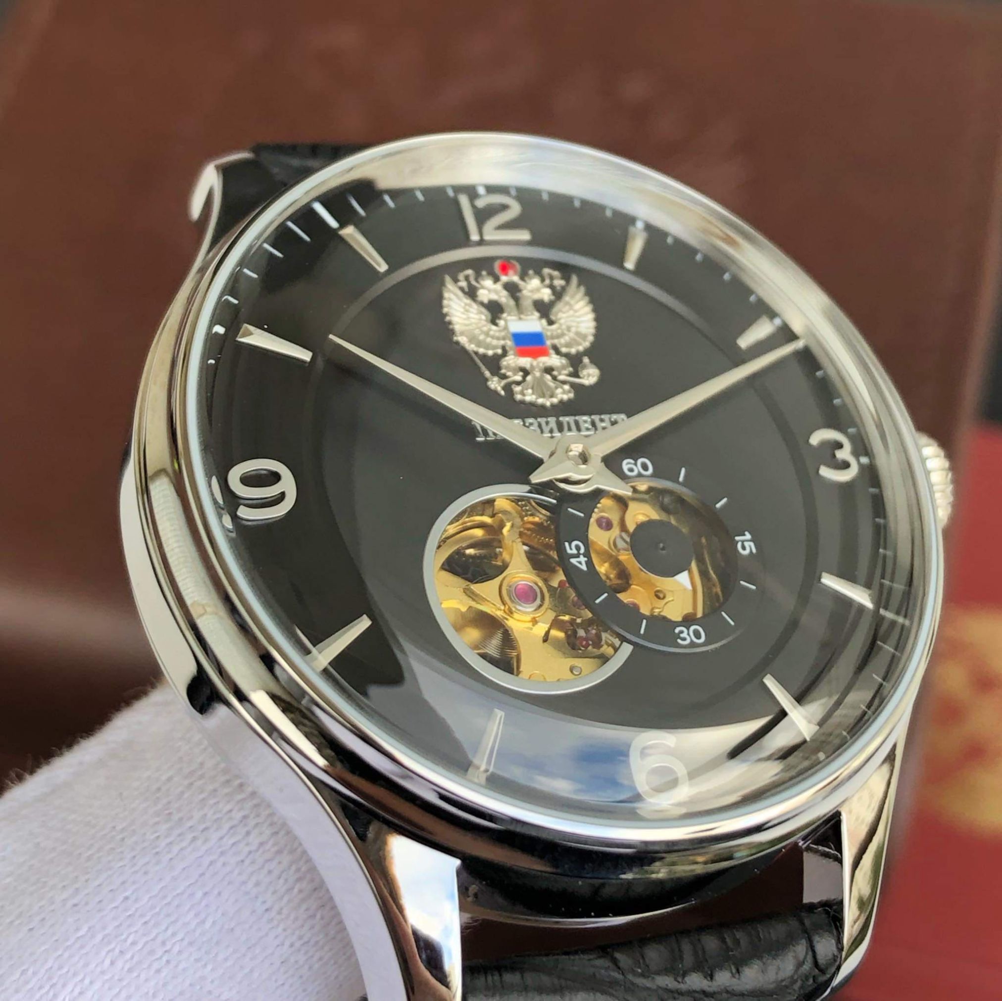 Đồng hồ Tổng thống hở tim mặt đen vỏ thép 6500050