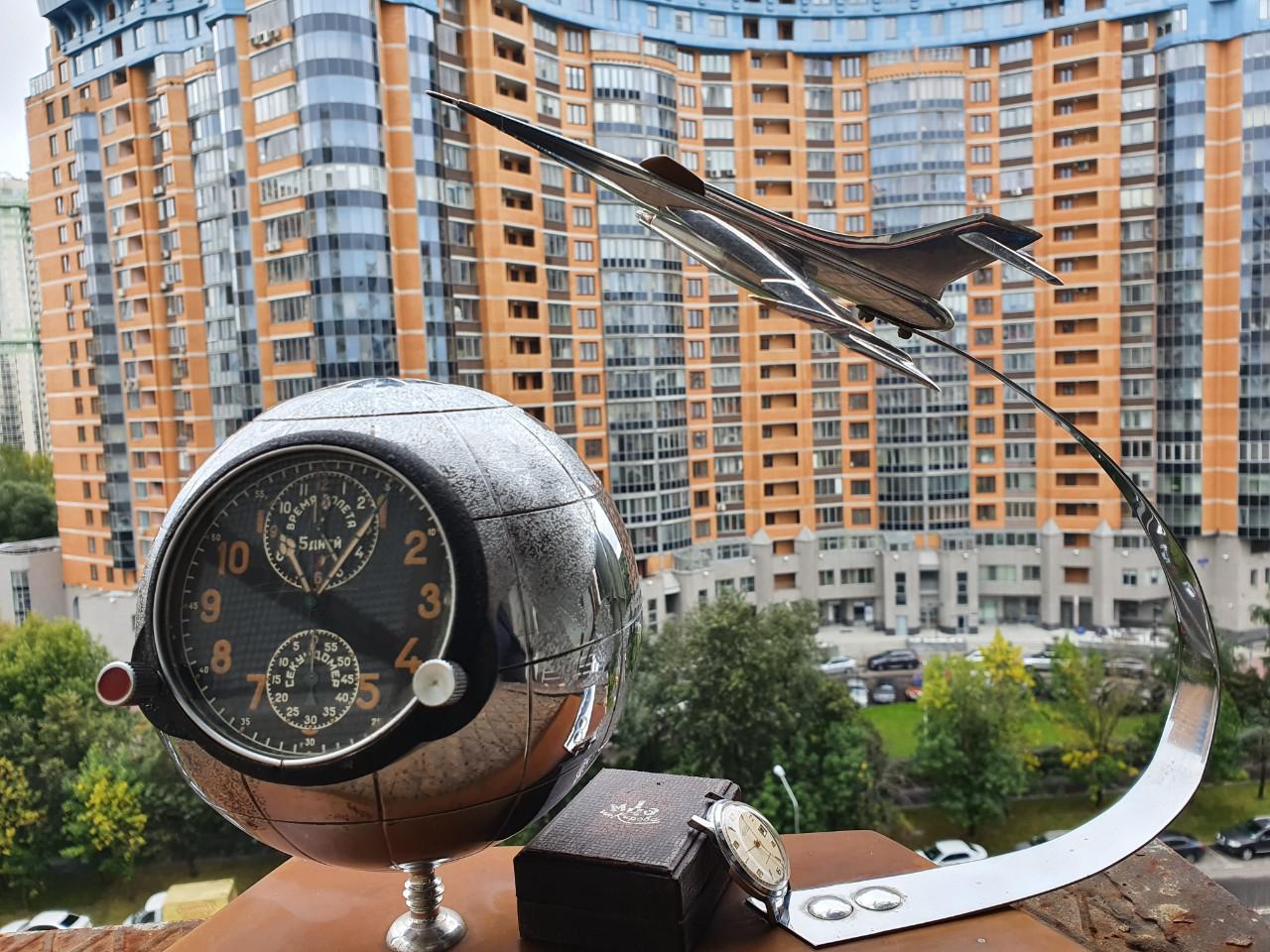 Mô hình máy bay đánh chặn Su-15 1960 Liên Xô và đồng hồ được lấy ra từ buồng lái máy bay