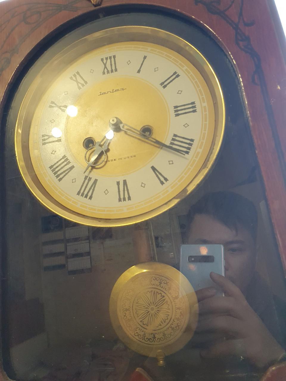 Đồng hồ treo tường cổ Liên Xô mang tên Hổ phách