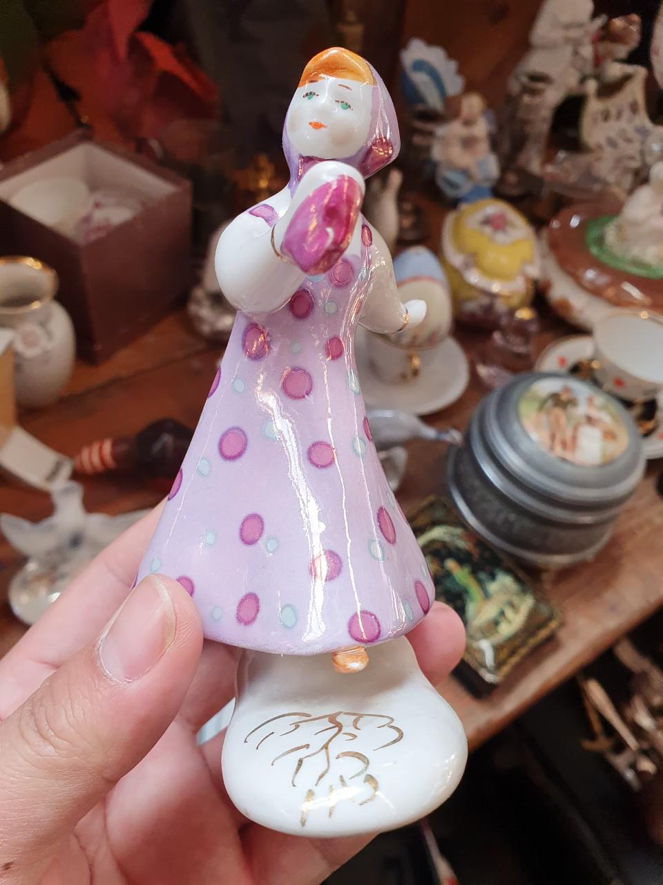 Tượng gốm sứ Liên Xô - Em bé hái nấm