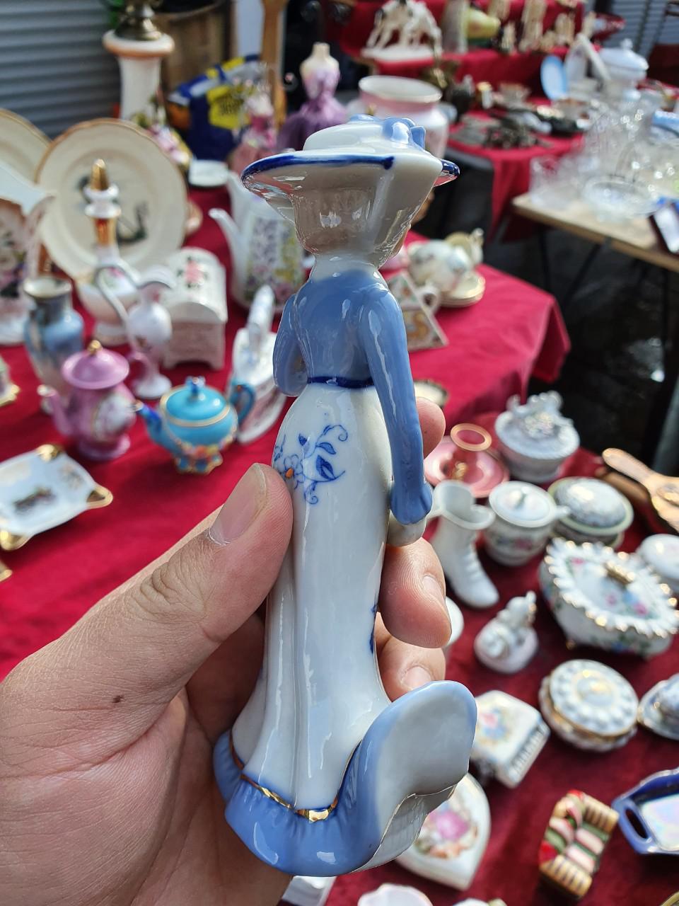 Tượng gốm sứ Liên Xô - Cô gái đội mũ truyền thống Nga