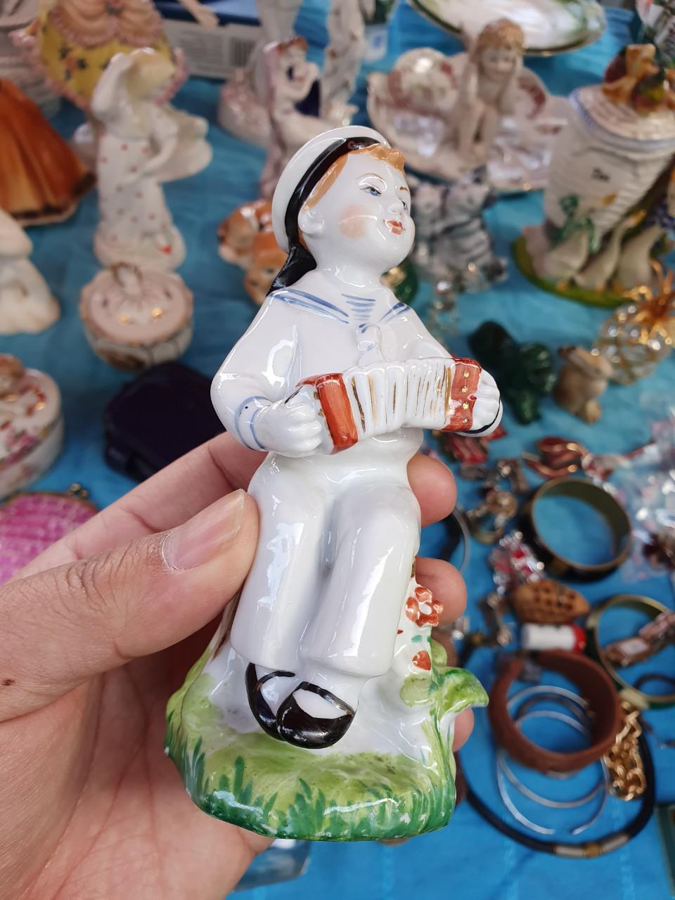 Tượng sứ Liên Xô - Chú bé chơi đàn