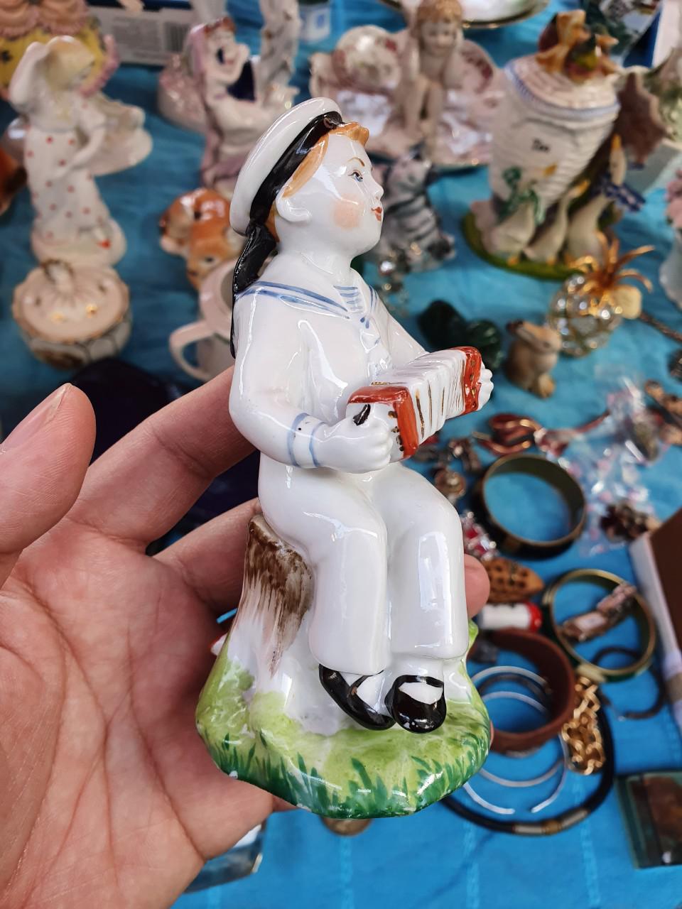 Tượng sứ Liên Xô - Chú bé chơi đàn