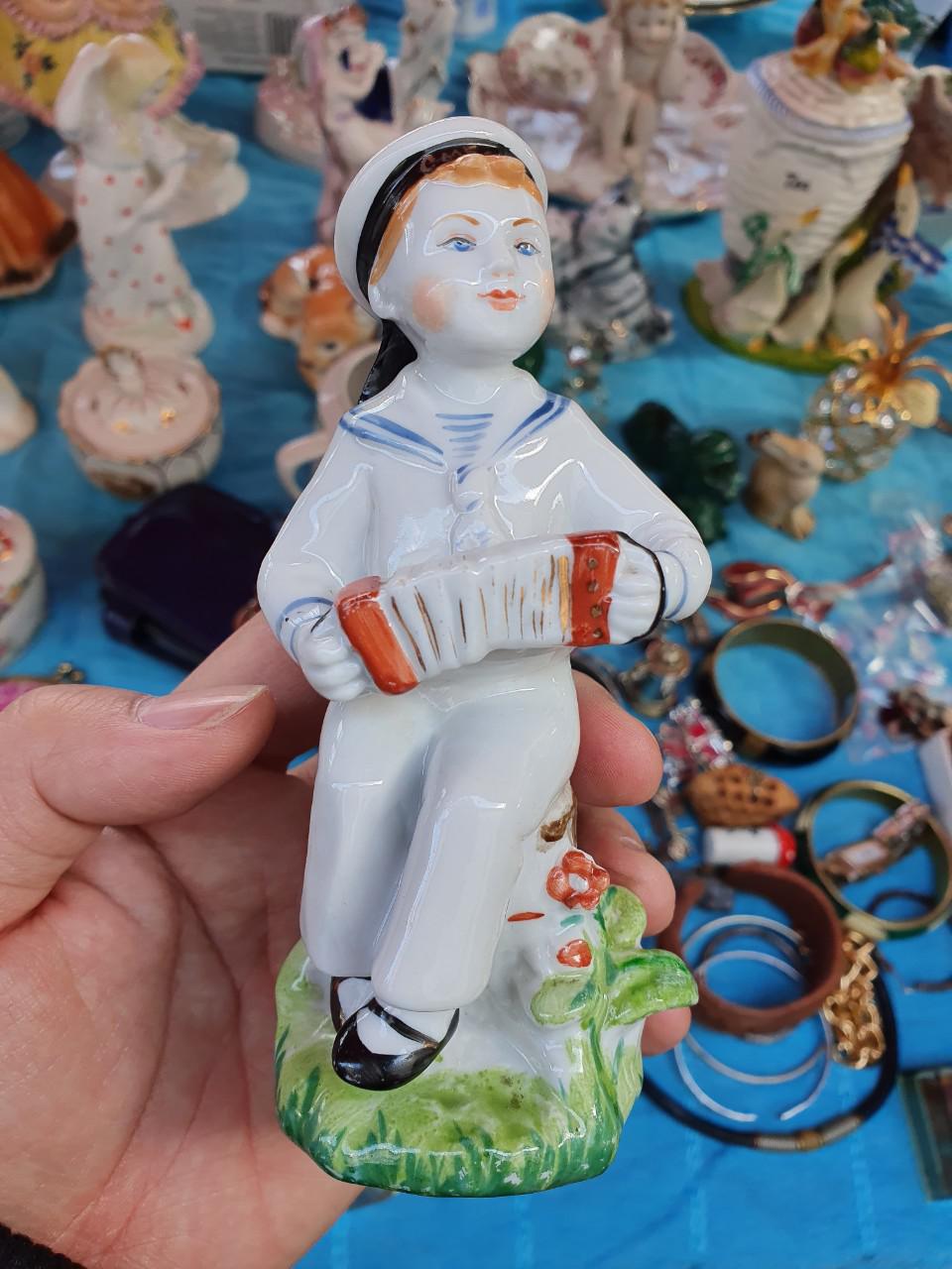 Tượng sứ Liên Xô - Chú bé chơi đàn
