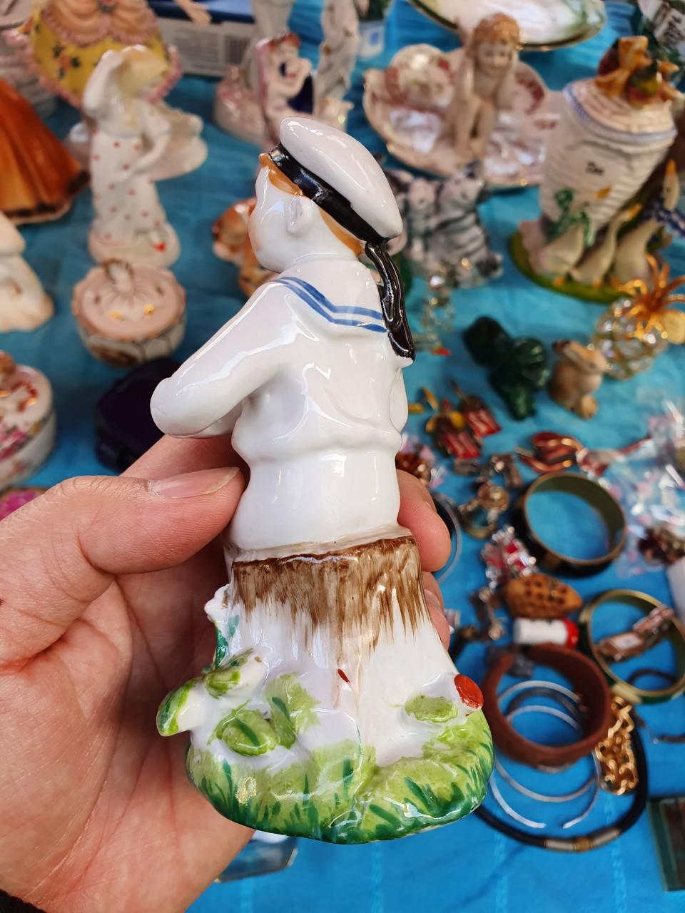 Tượng sứ Liên Xô - Chú bé chơi đàn