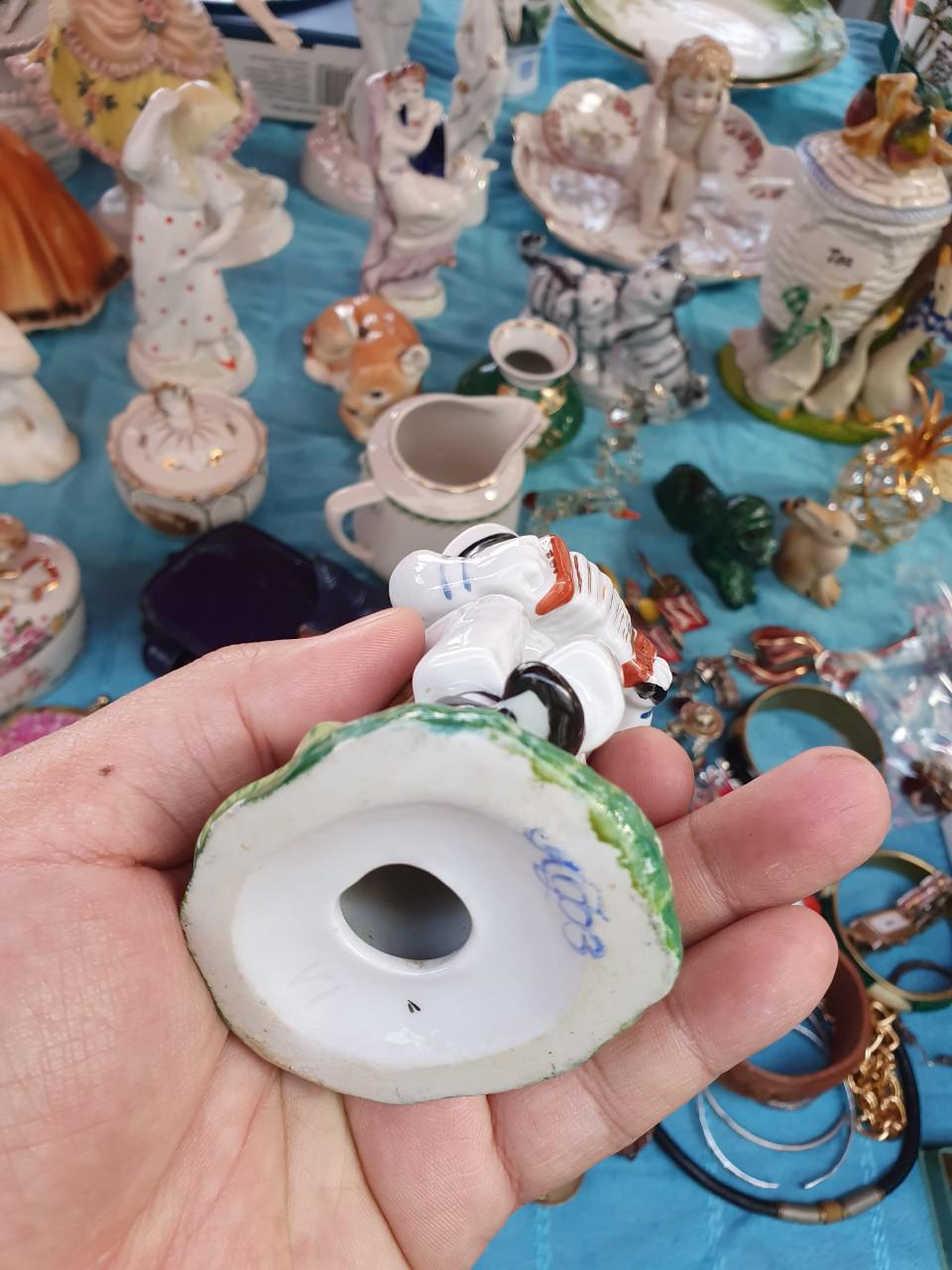 Tượng sứ Liên Xô - Chú bé chơi đàn