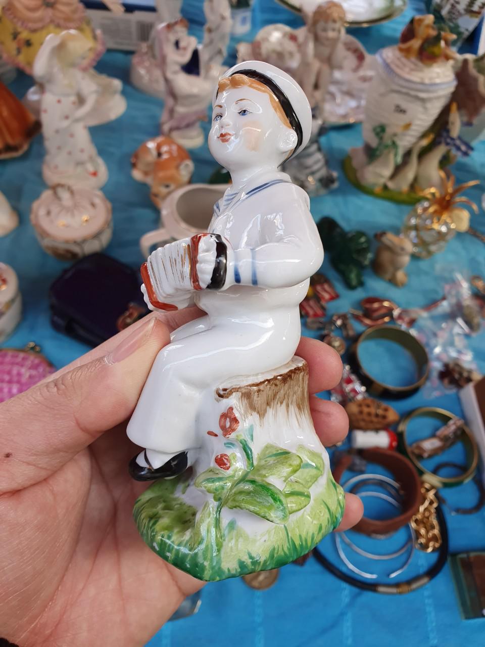 Tượng sứ Liên Xô - Chú bé chơi đàn