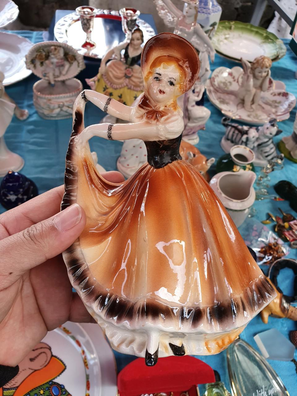 Tượng gốm Liên Xô - Cô gái mang váy chấm bi