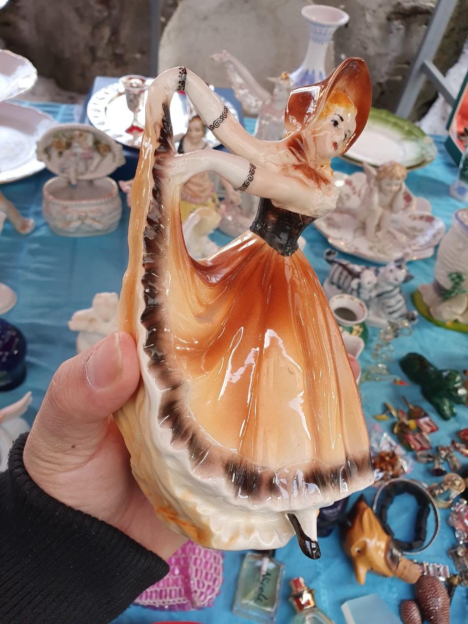 Tượng gốm Liên Xô - Cô gái mang váy chấm bi