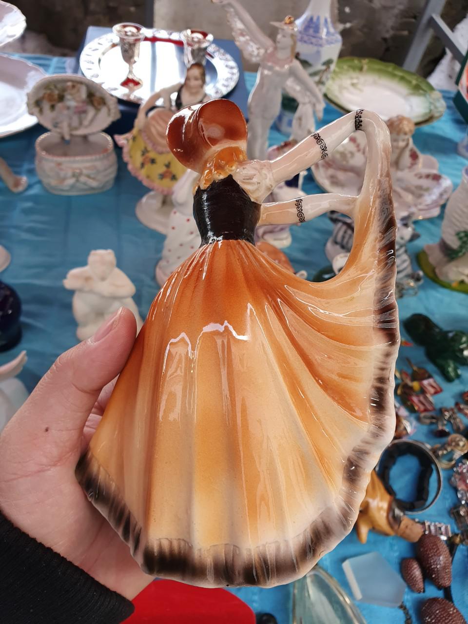 Tượng gốm Liên Xô - Cô gái mang váy chấm bi