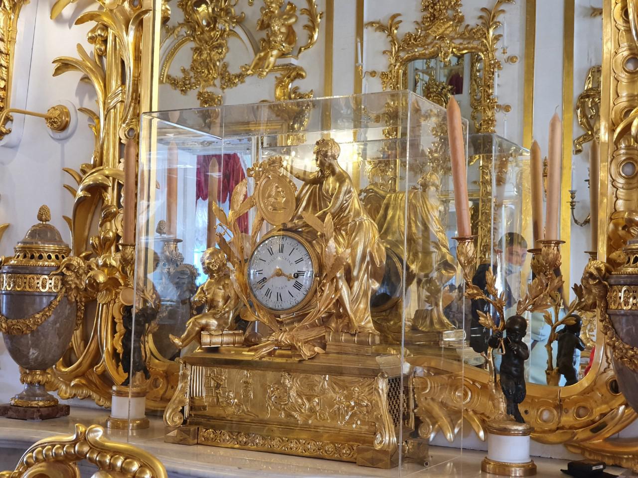 Đồng hồ cổ Châu Âu ở Cung điện Mùa Hè