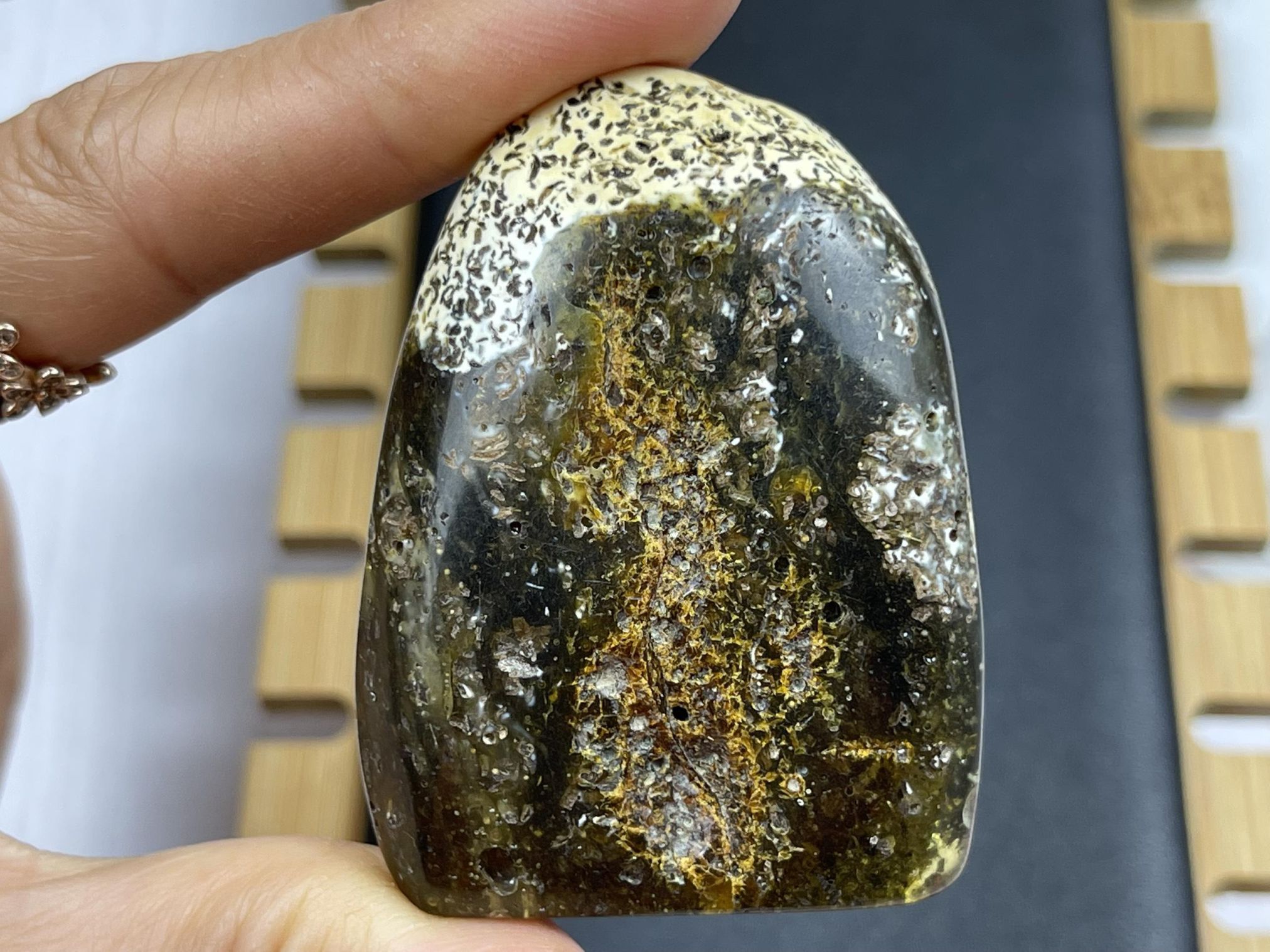 Mặt đá hổ phách thô MHPT251121-12 22,2g 53x39x17 mm