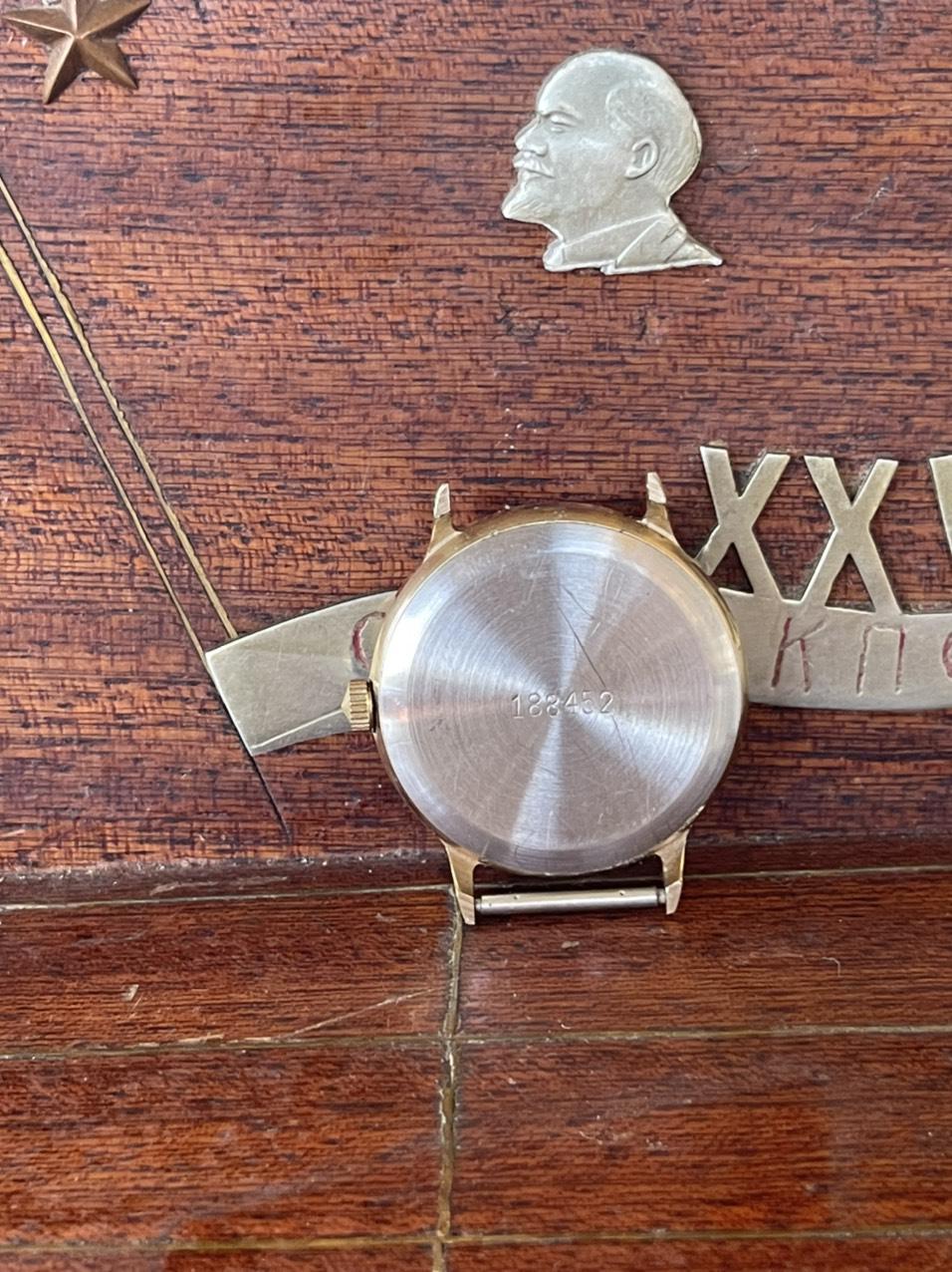 Vỏ đồng hồ nga cổ  nguyên rin nguyên bản, hoạt động ổn định, đầy đủ sổ hộp, giá trị sưu tầm cao