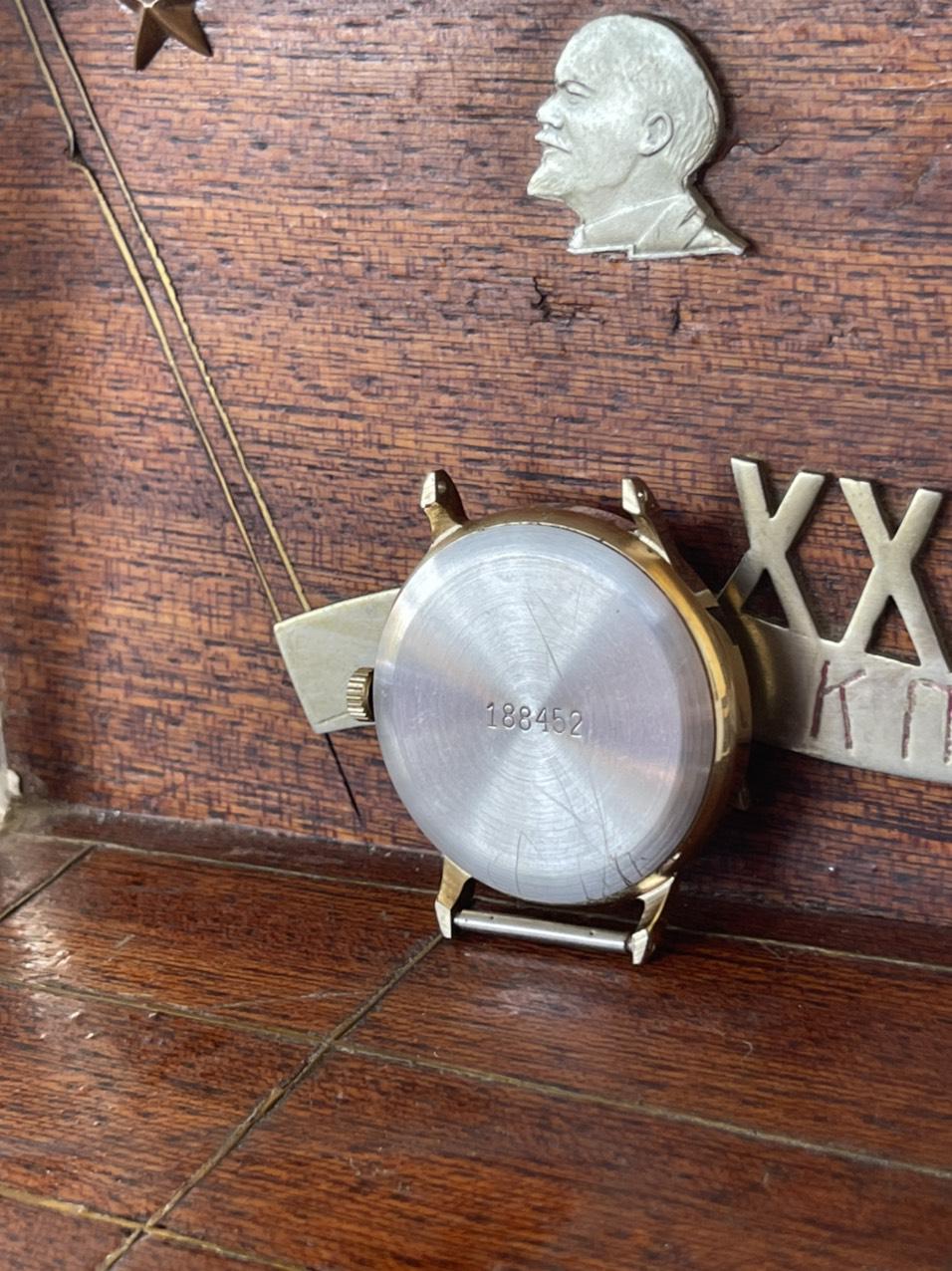 Vỏ đồng hồ nga cổ  nguyên rin nguyên bản, hoạt động ổn định, đầy đủ sổ hộp, giá trị sưu tầm cao
