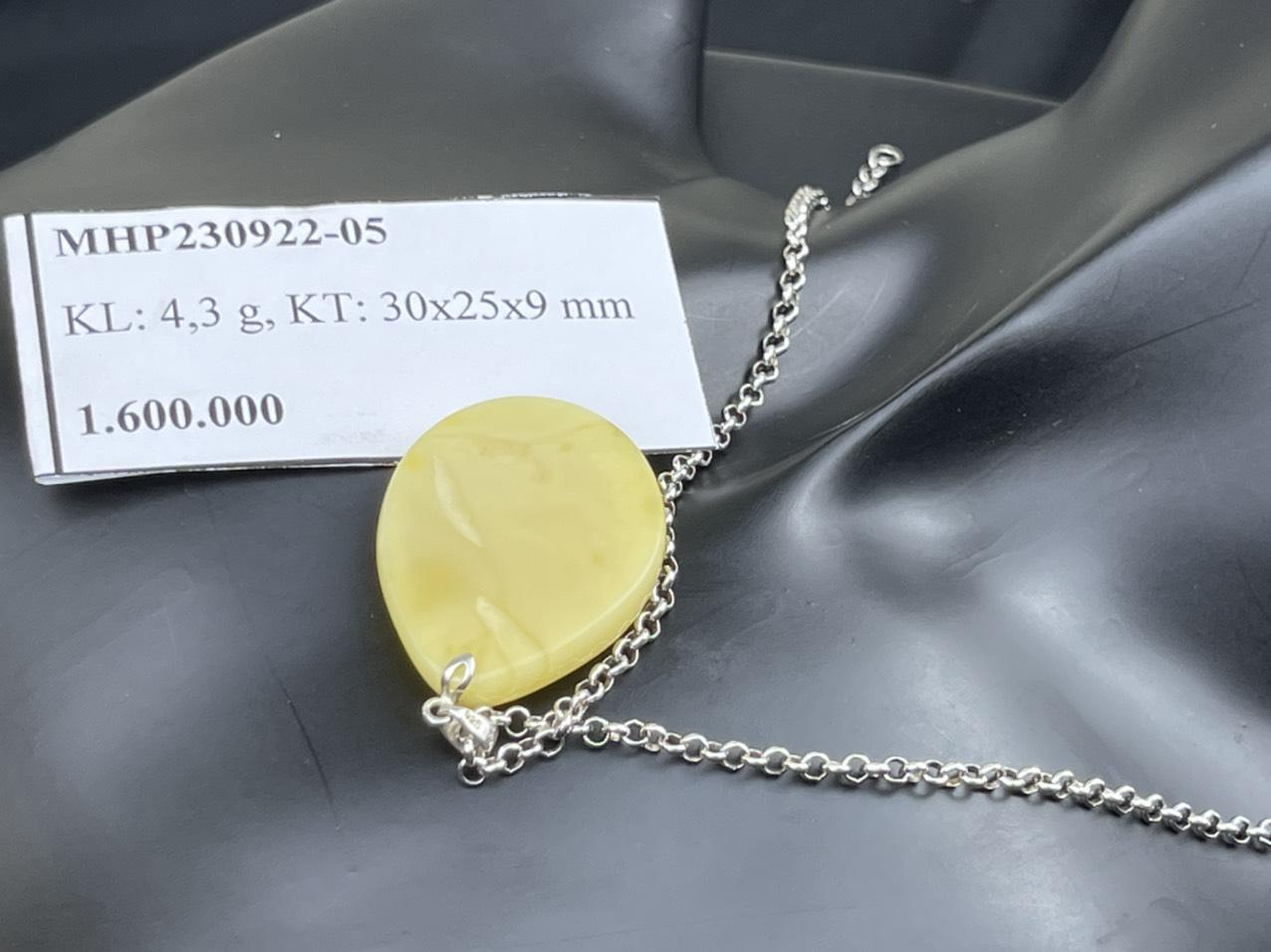 Mặt dây chuyền hổ phách màu vàng bơ vân trắng sữa MHP230922-05