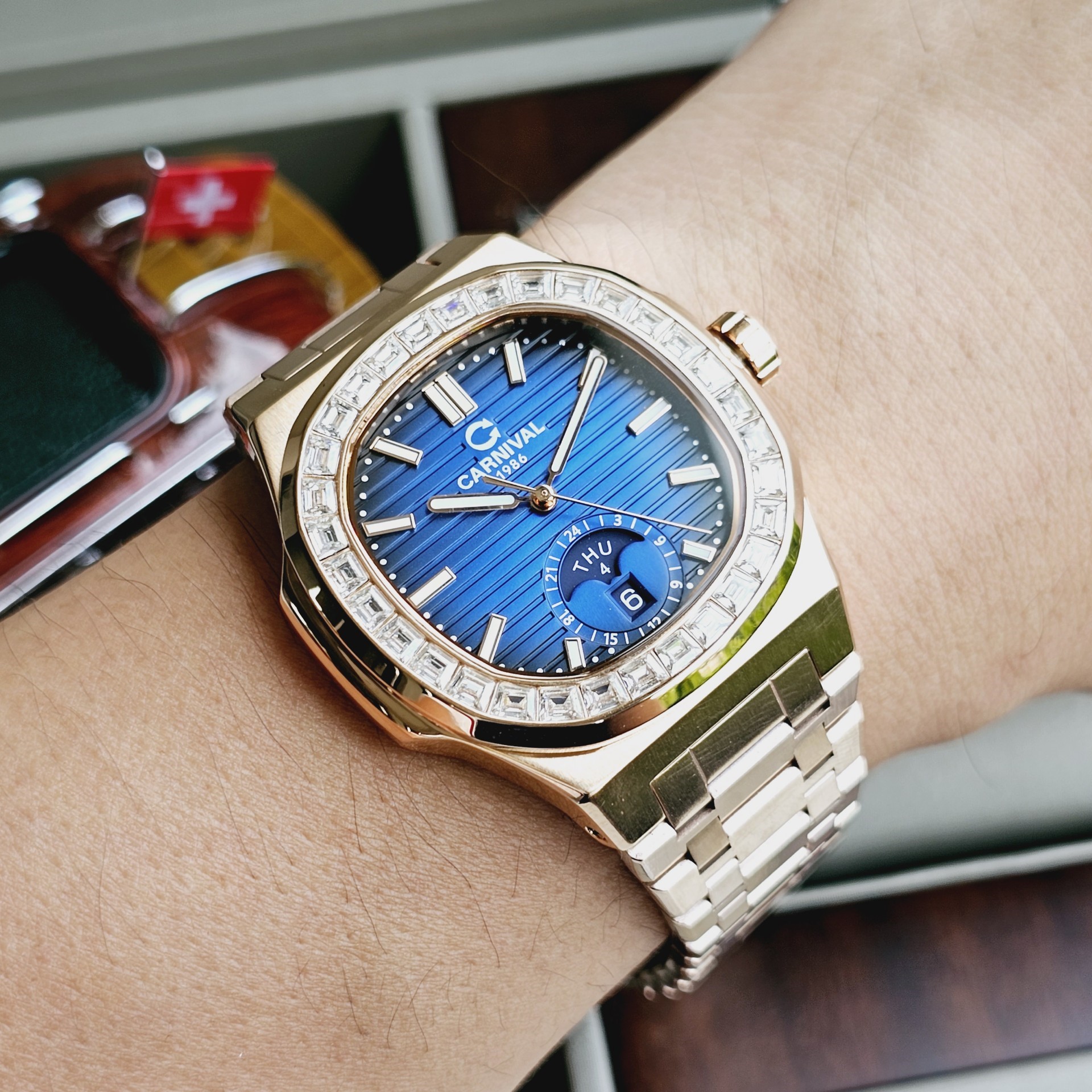 Đồng Hồ Carnival Nautilus Automatic 8110G-VH-X