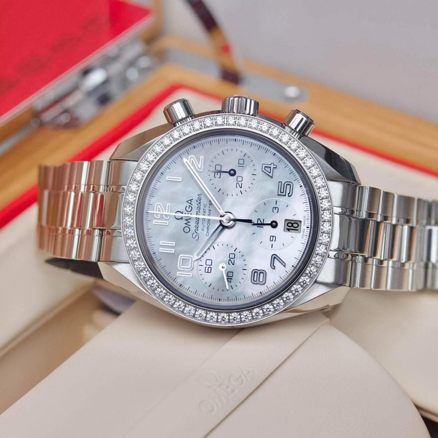 Đồng Hồ Omega Speedmaster Chronograph Diamond 324.15.38.40.05.001