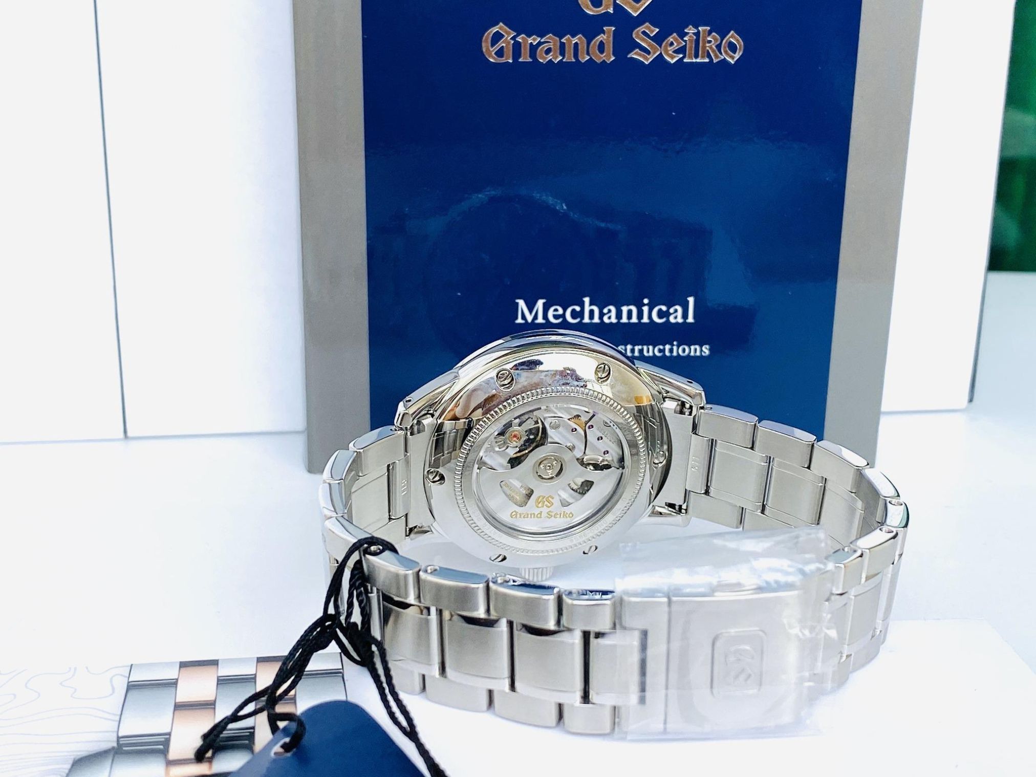 Đồng hồ Grand Seiko SBGJ249 Elegance GMT Four Seasons Summer: Sự kết hợp hoàn hảo giữa thiết kế tinh tế và chức năng đa dạng