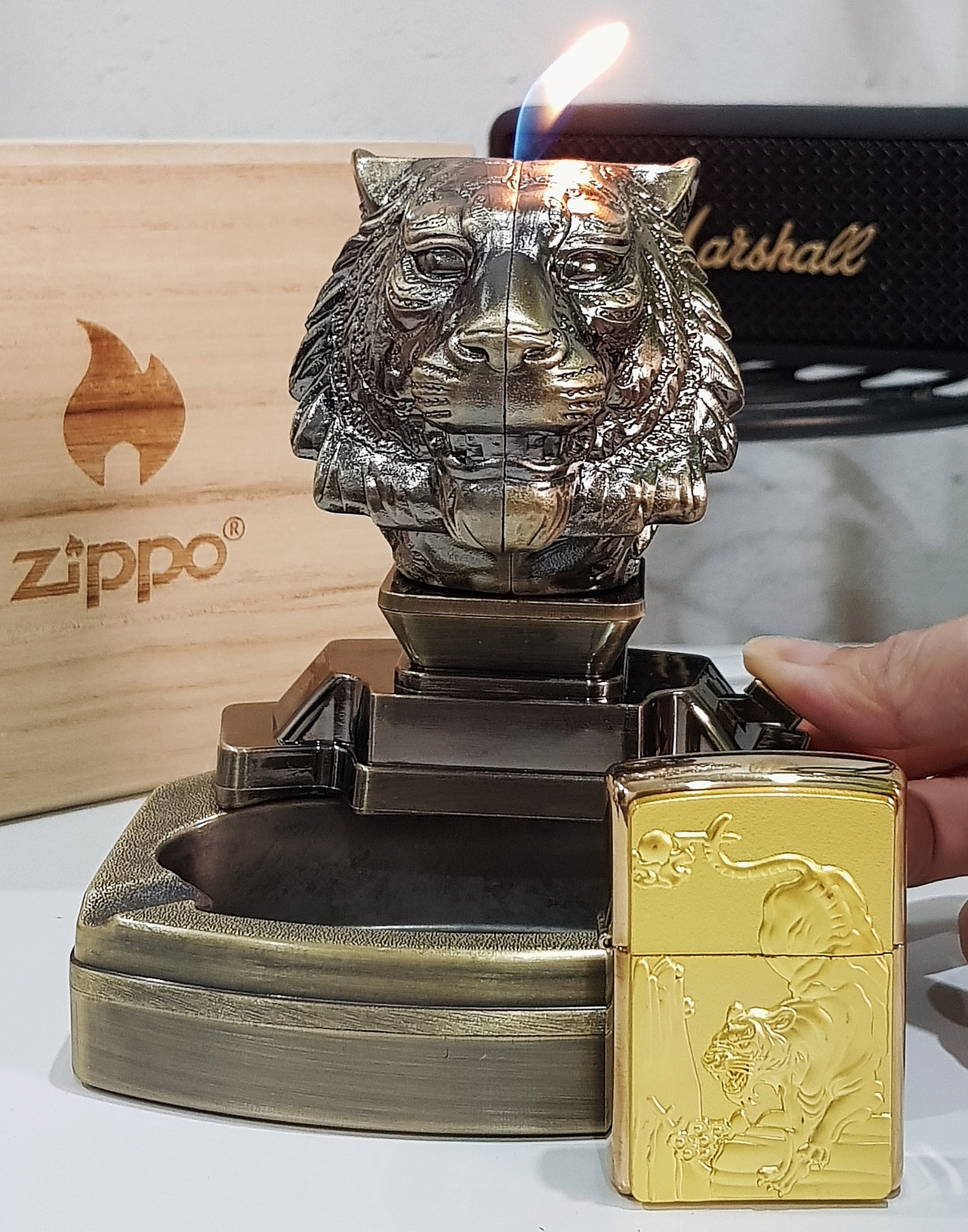 Bật lửa Zippo 252BL024 với hình ảnh Hổ vờn tùng - chúa tể chốn sơn lâm