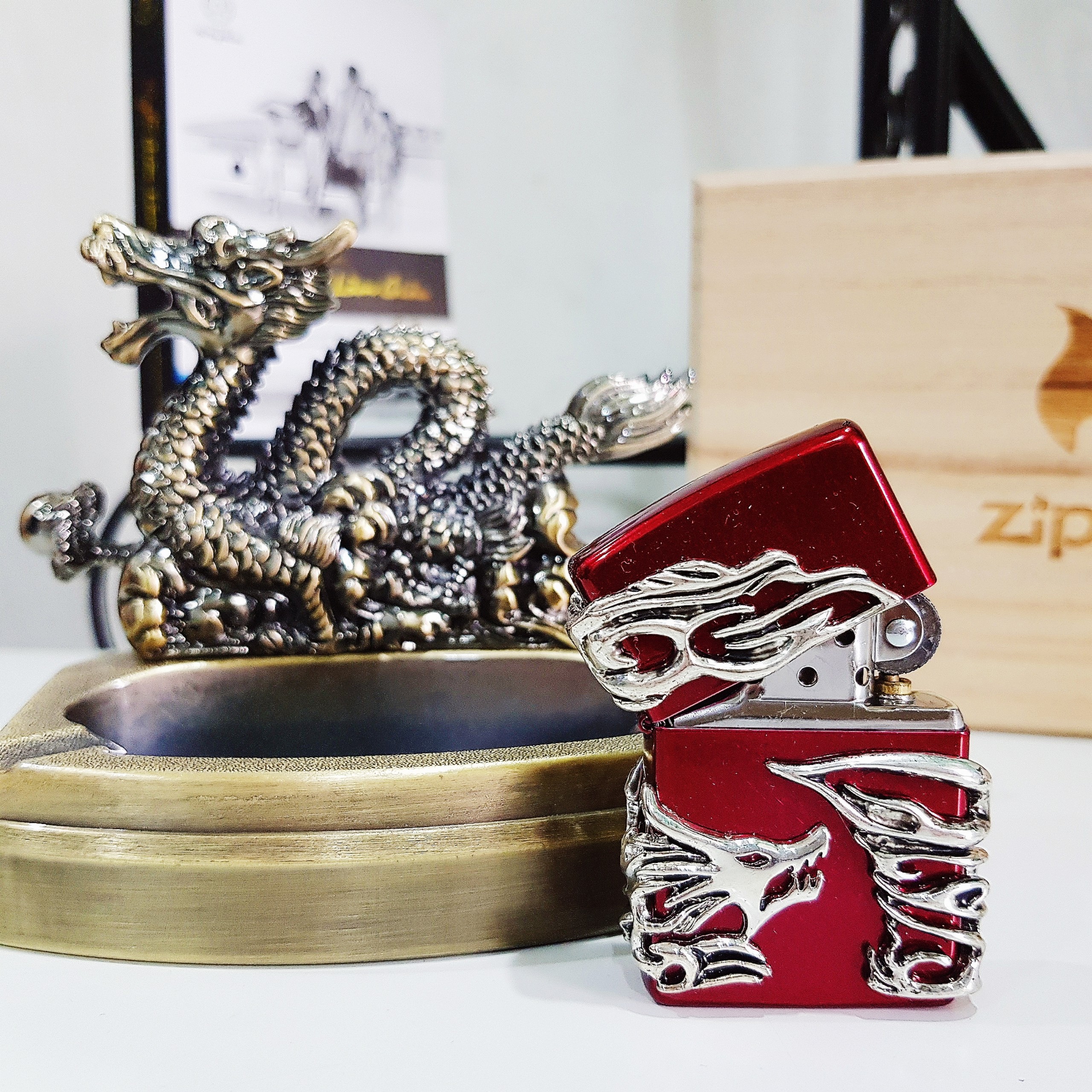 Bật lửa Zippo 252BL032 Set Rồng nổi 3D full 4 mặt zip + 1 gạt tàn kiêm bật lửa để bàn