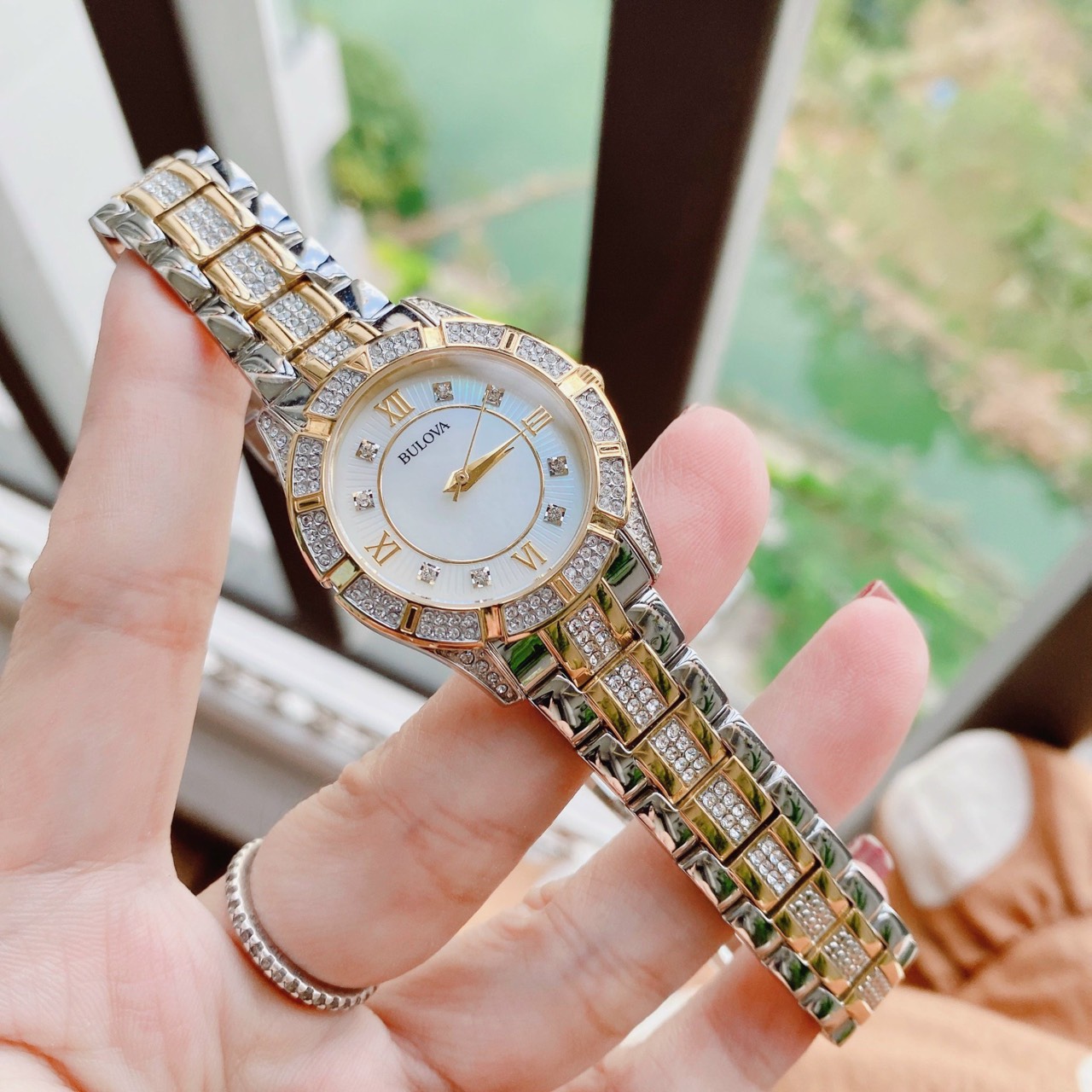 Đồng hồ Ladies' Bulova Crystal Watch 98L135 - Kết hợp hoàn hảo giữa sang trọng và sự quyến rũ