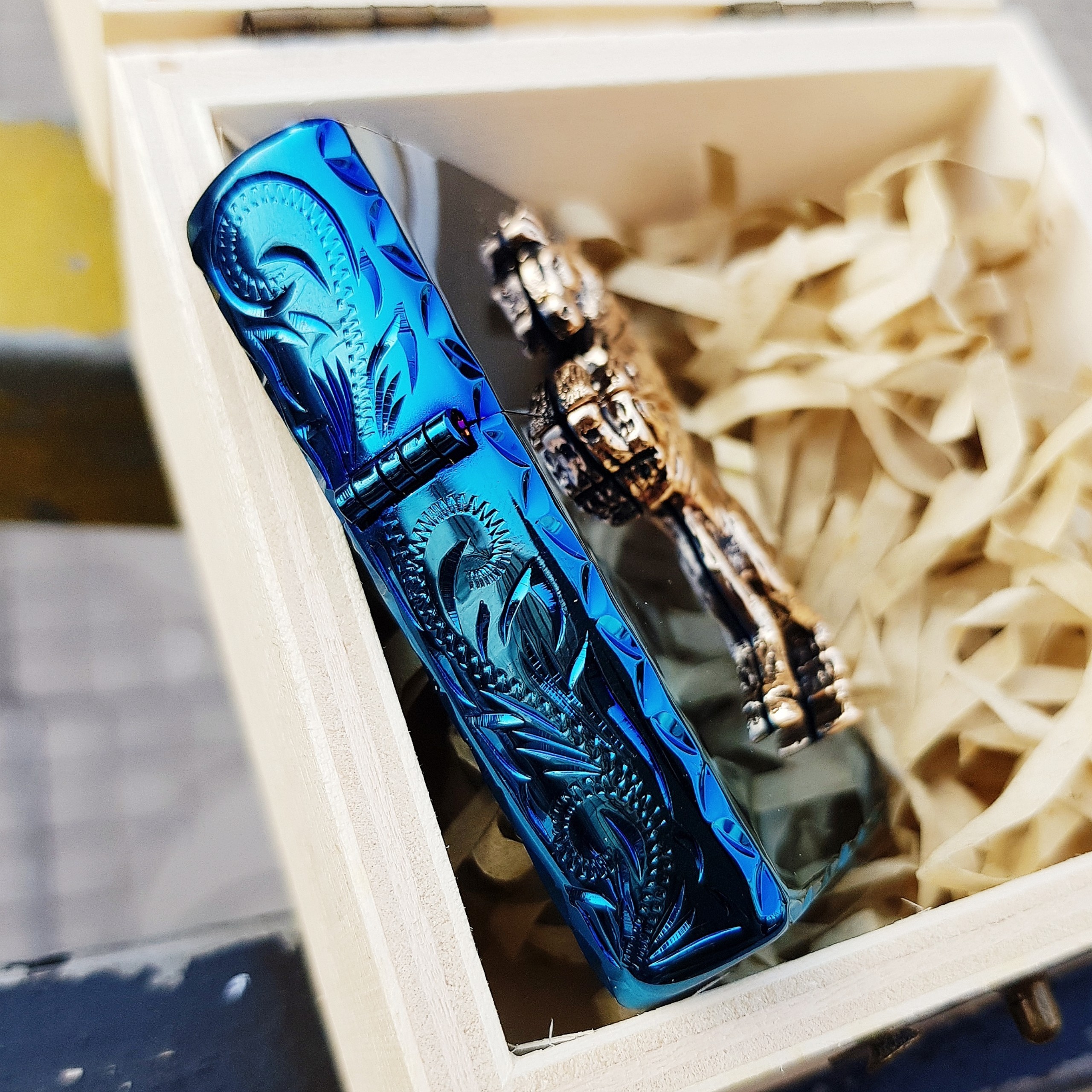 Bật lửa Zippo 252BL048 Ngựa 3D phiên bản mới nhất với hình ngựa ốp nổi màu vàng