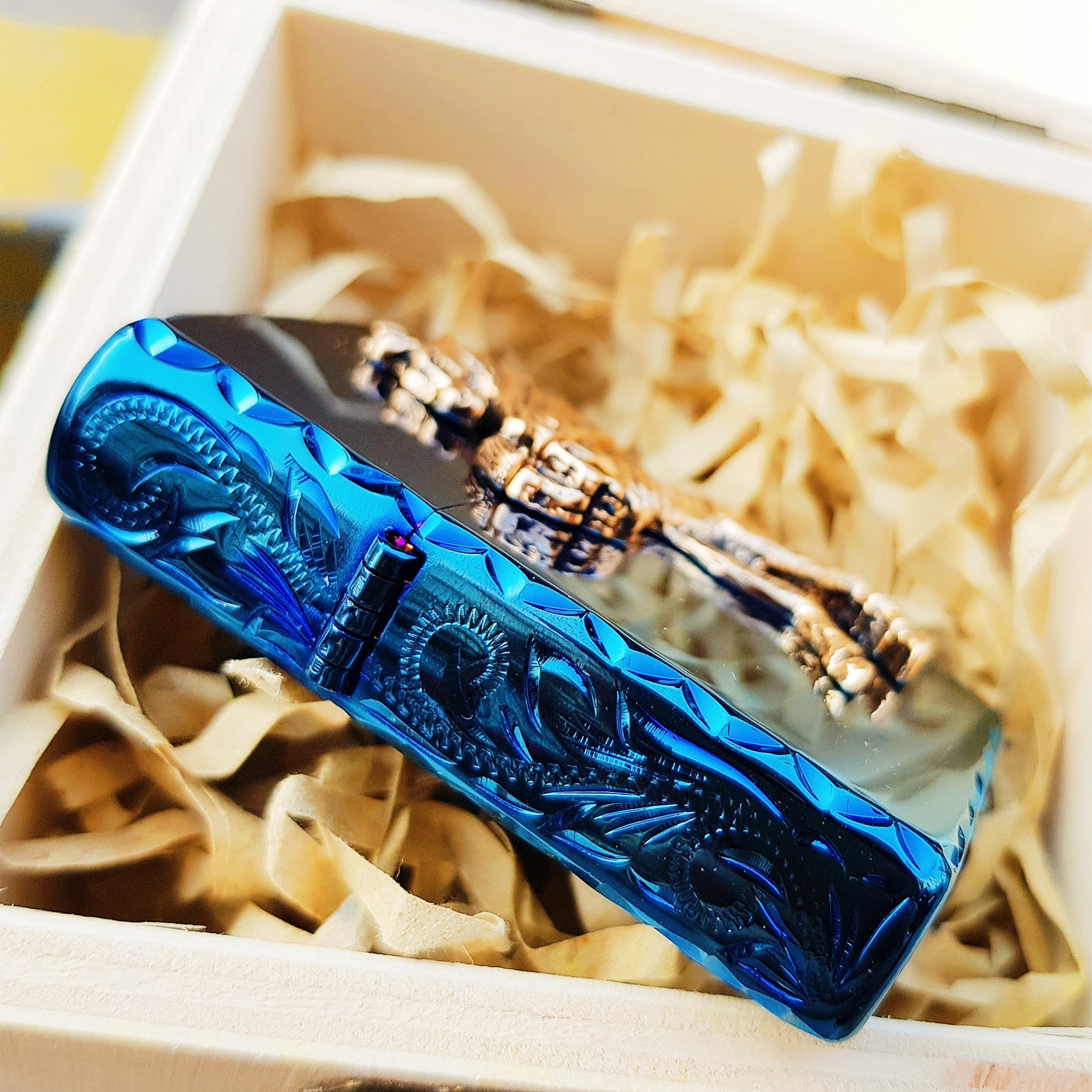 Bật lửa Zippo 252BL048 Ngựa 3D phiên bản mới nhất với hình ngựa ốp nổi màu vàng